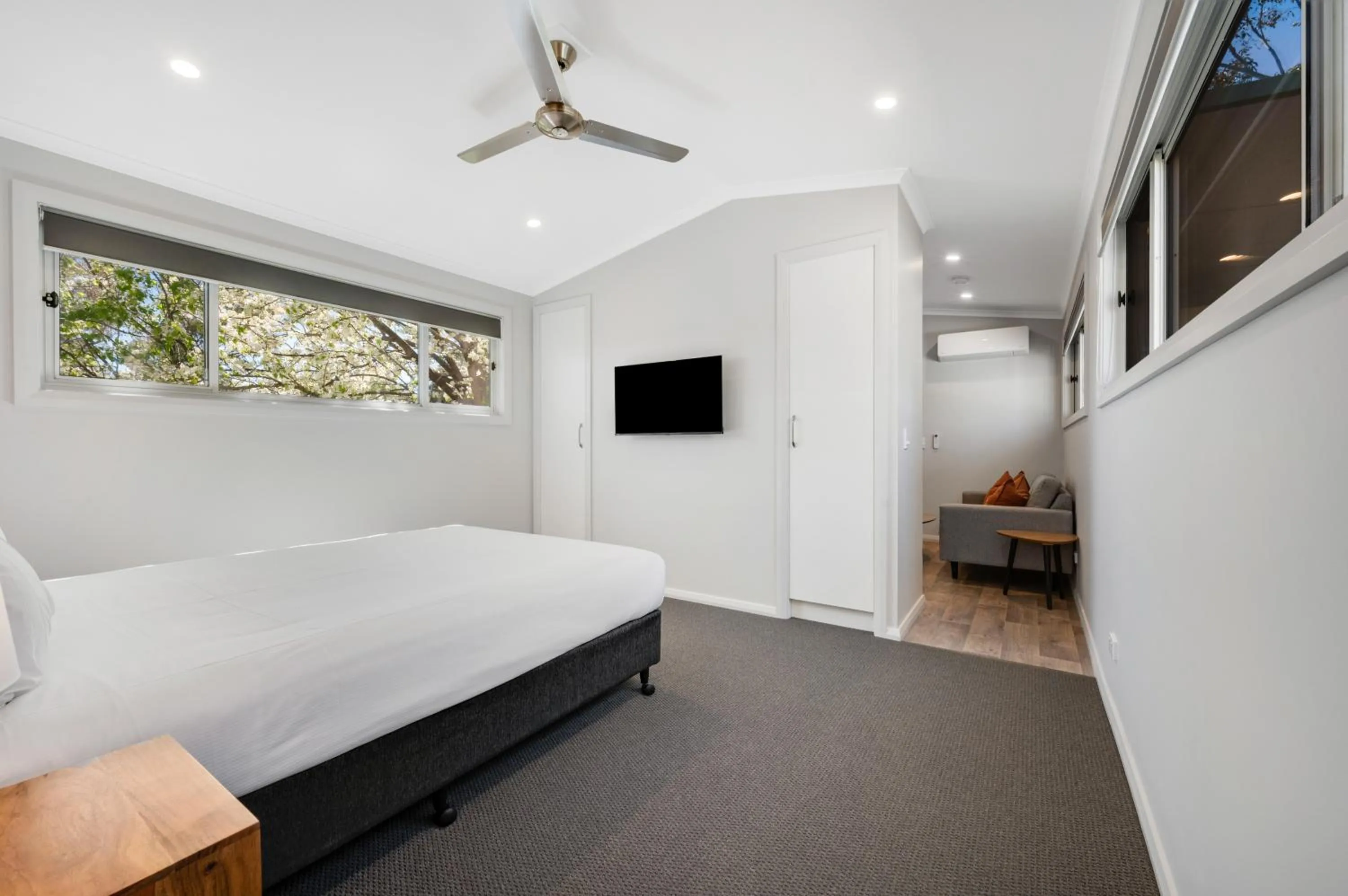 Bed in Thunderbird Motel Yass