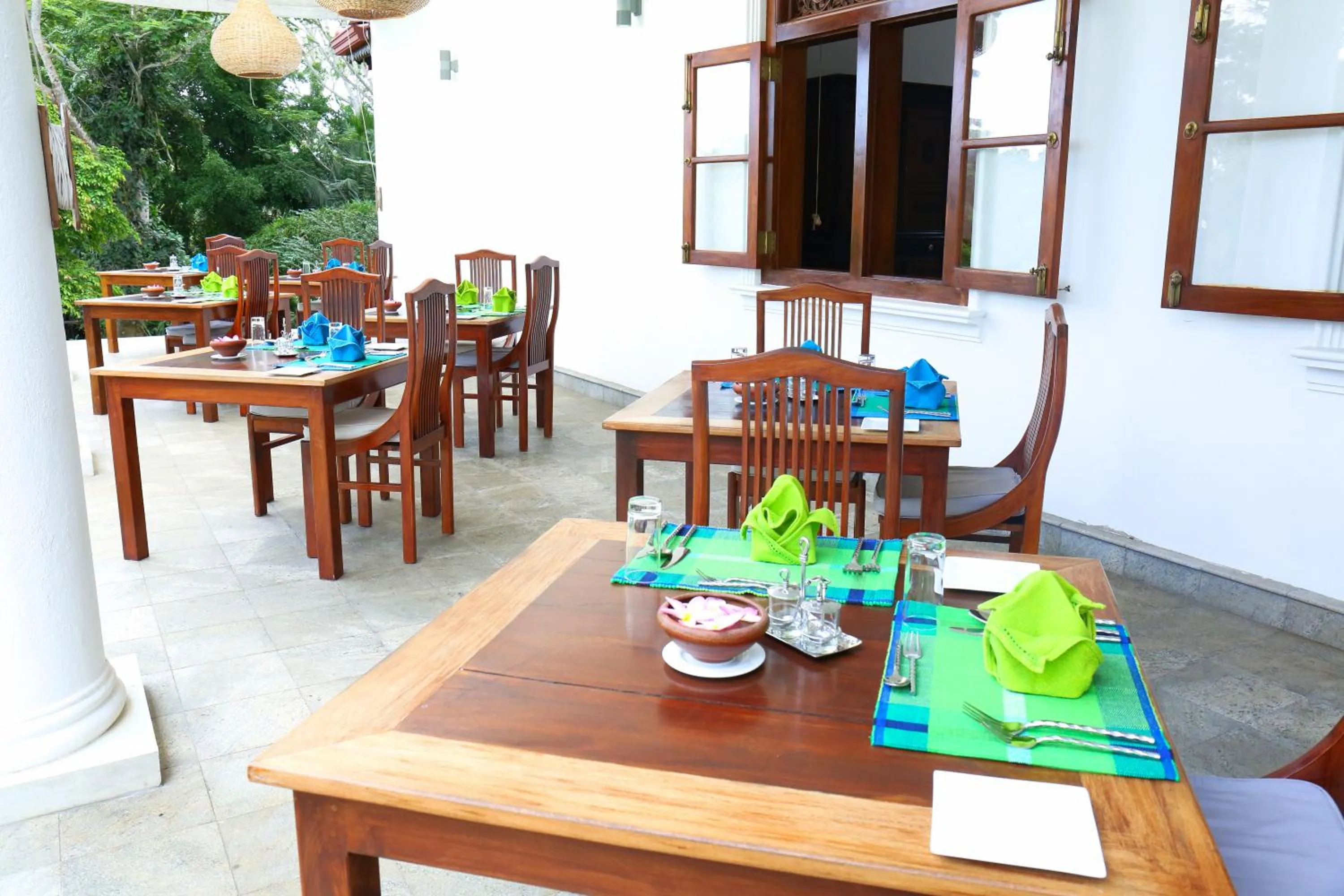 Restaurant/places to eat in Niyagama House