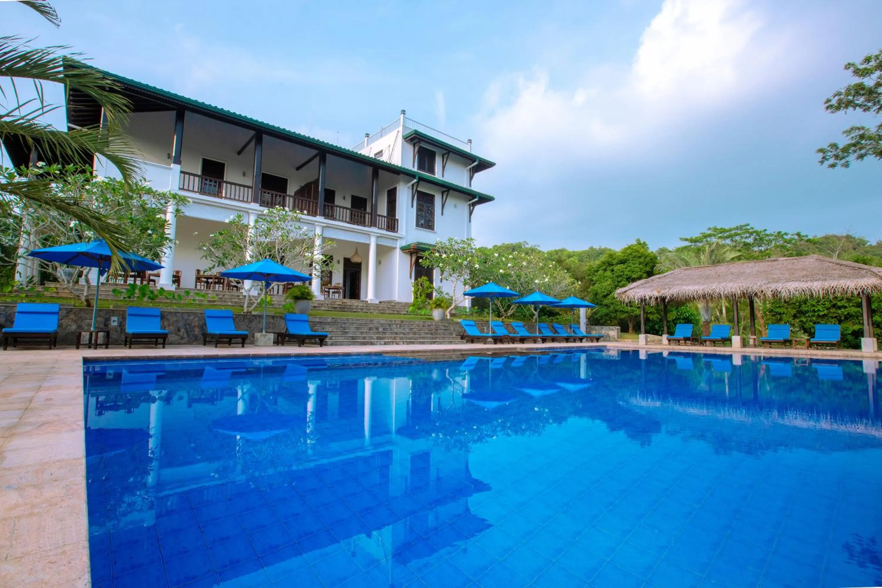 Swimming pool in Niyagama House