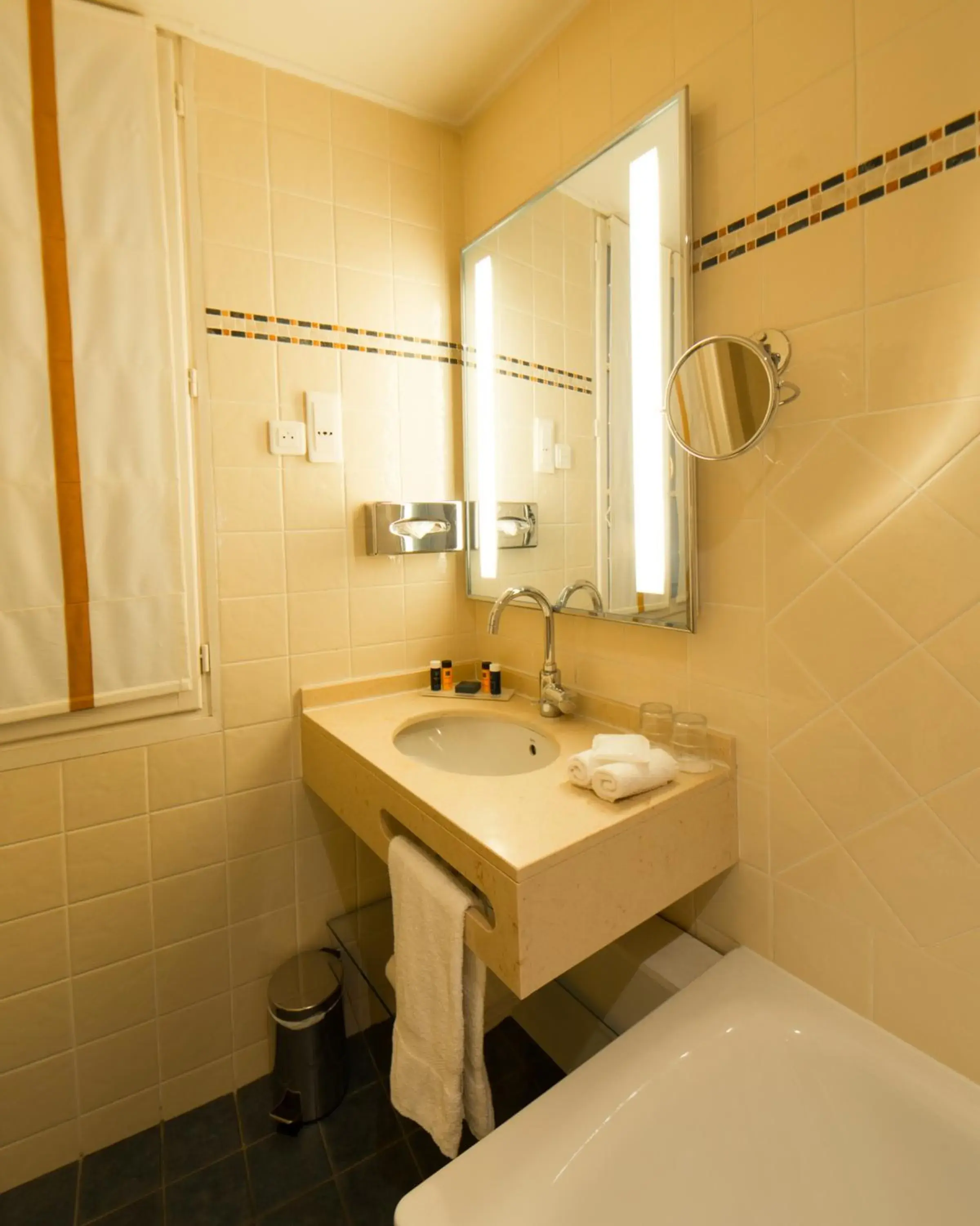 Comfort Double Room in Le Relais Montmartre Comfort Double Room in Le Relais Montmartre