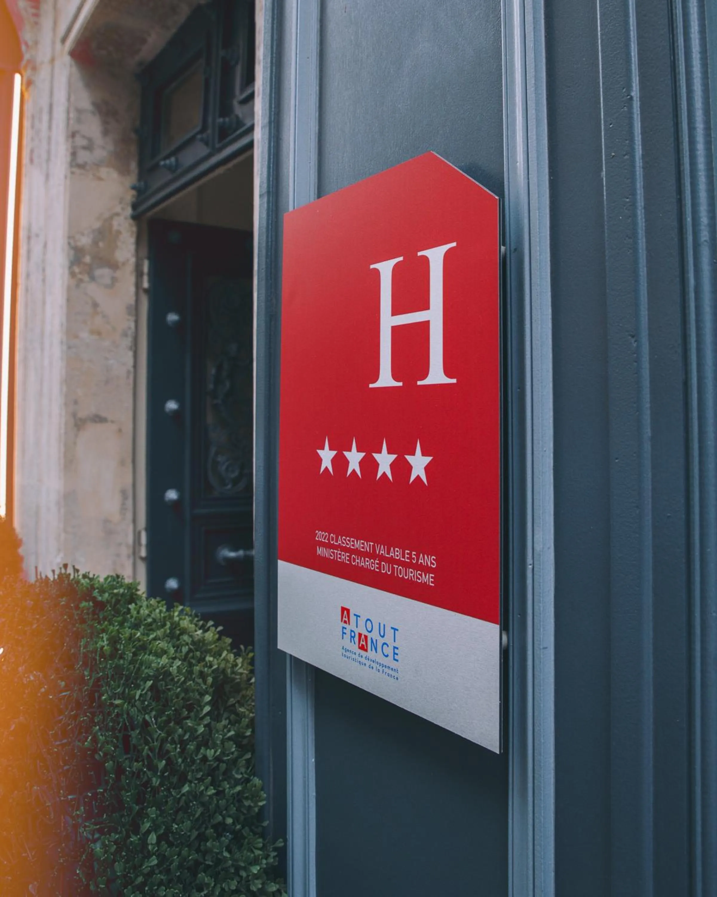 Logo/Certificate/Sign in Le Relais Montmartre