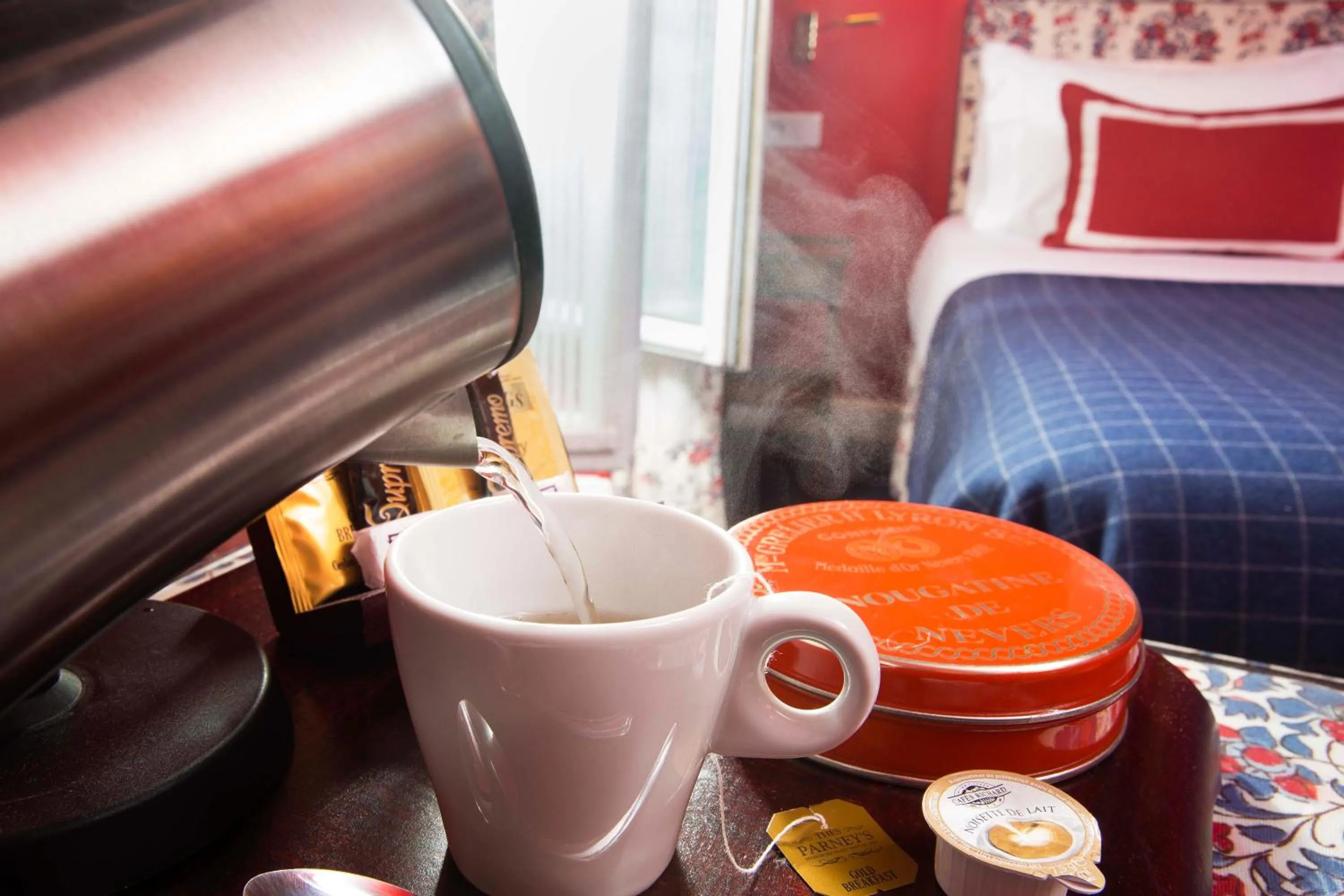 Coffee/tea facilities in Le Relais Montmartre
