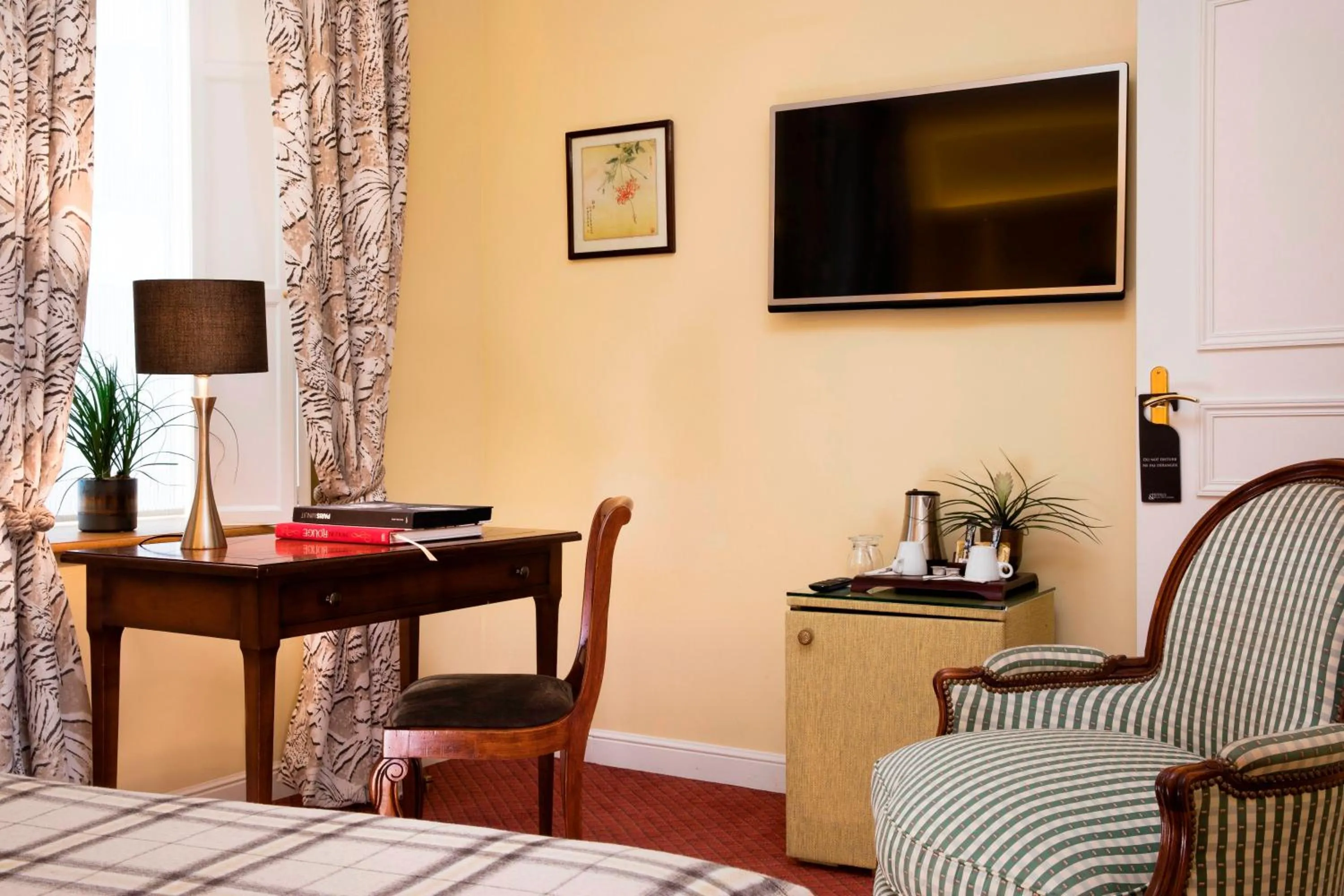 Bedroom in Le Relais Montmartre