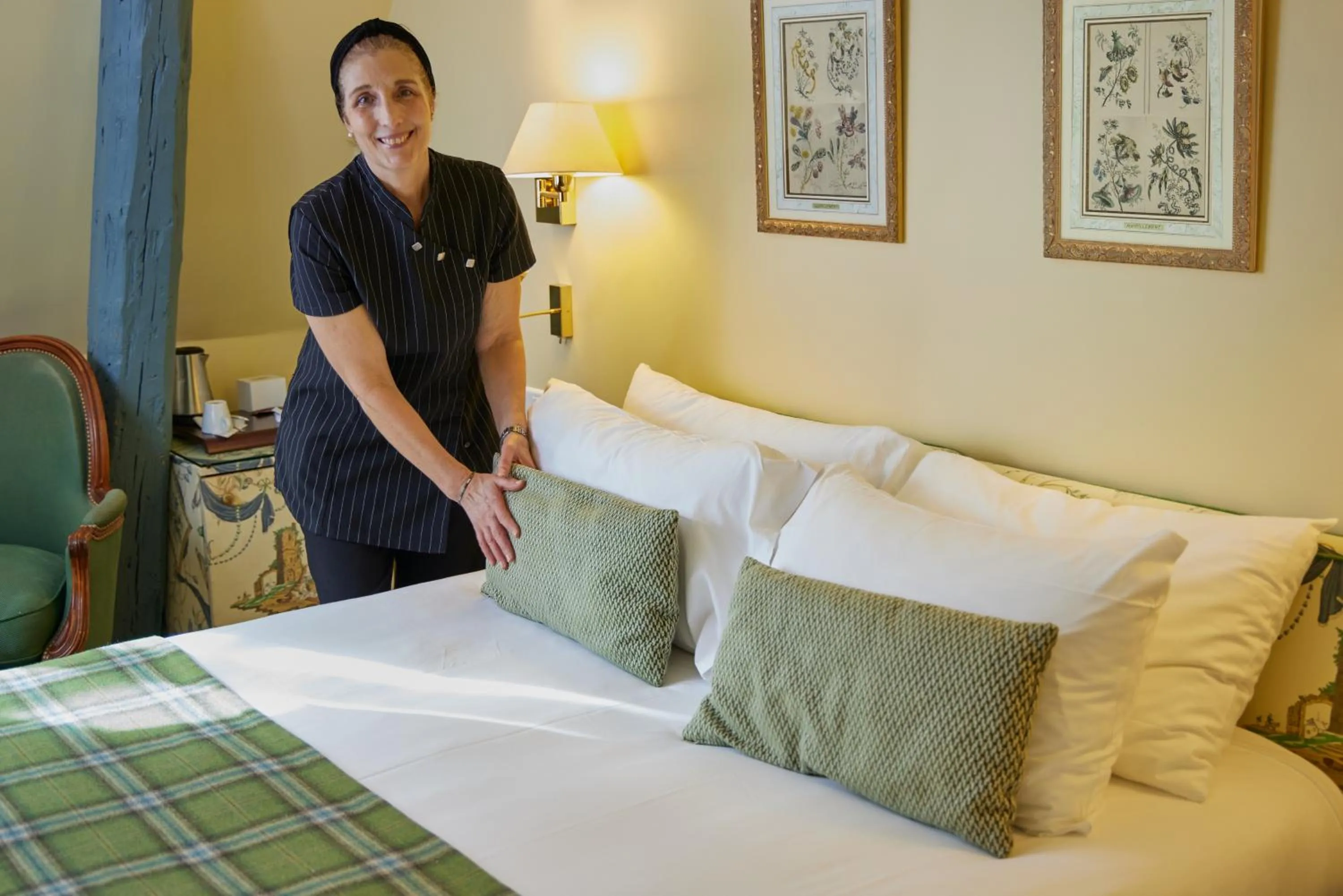 Staff, Bed in Le Relais Montmartre