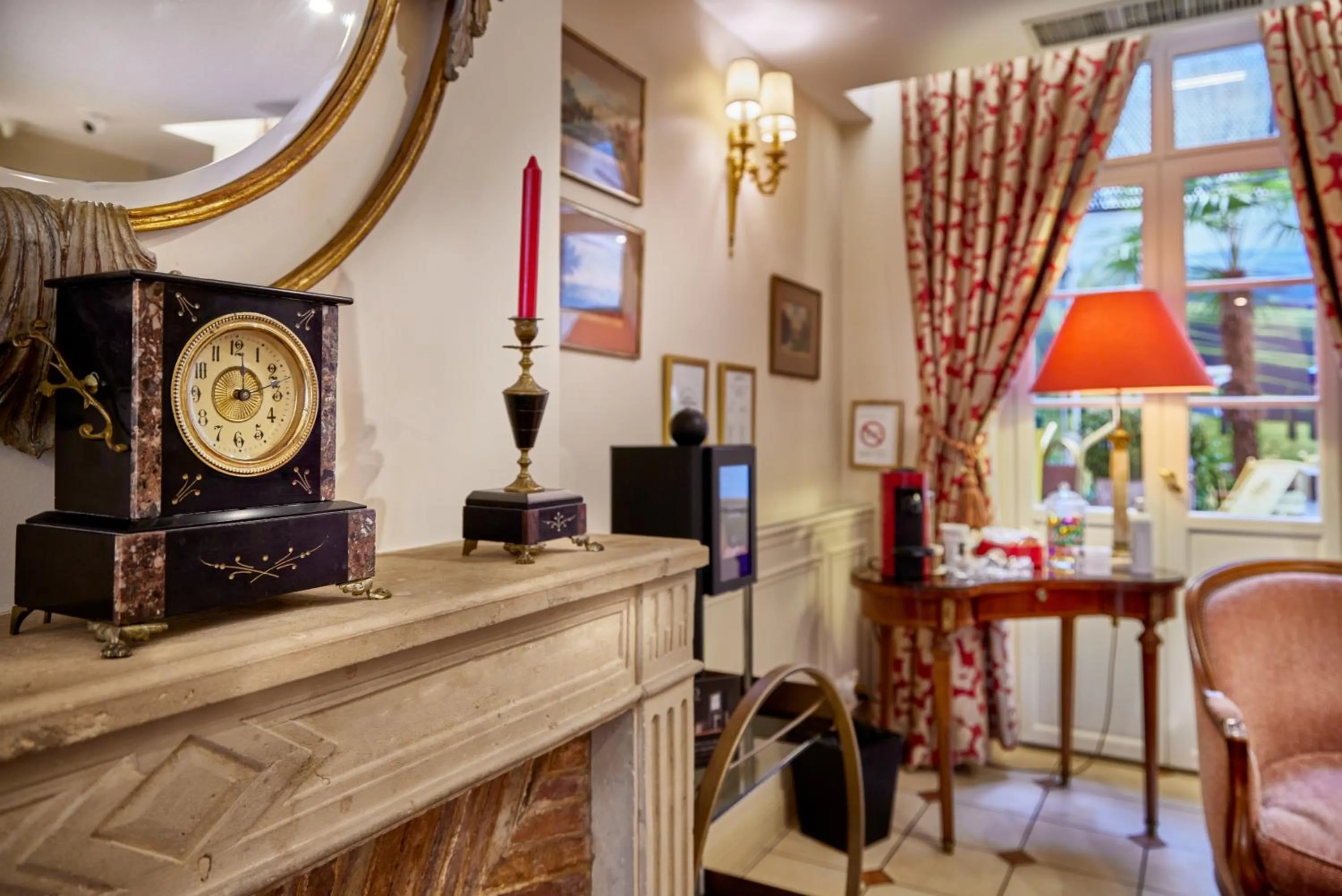 Seating area in Le Relais Montmartre