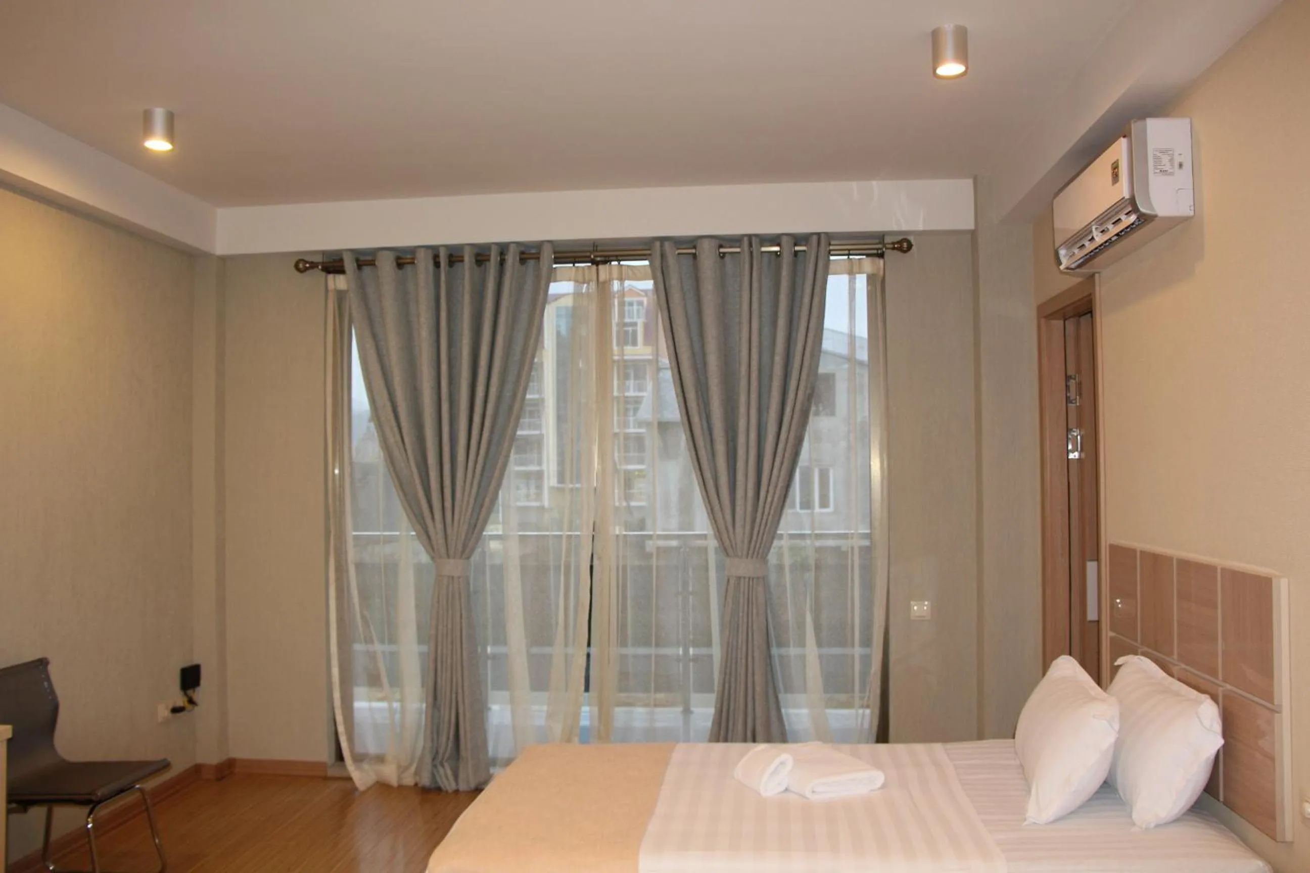 Bedroom, Bed in Legacy Hotel