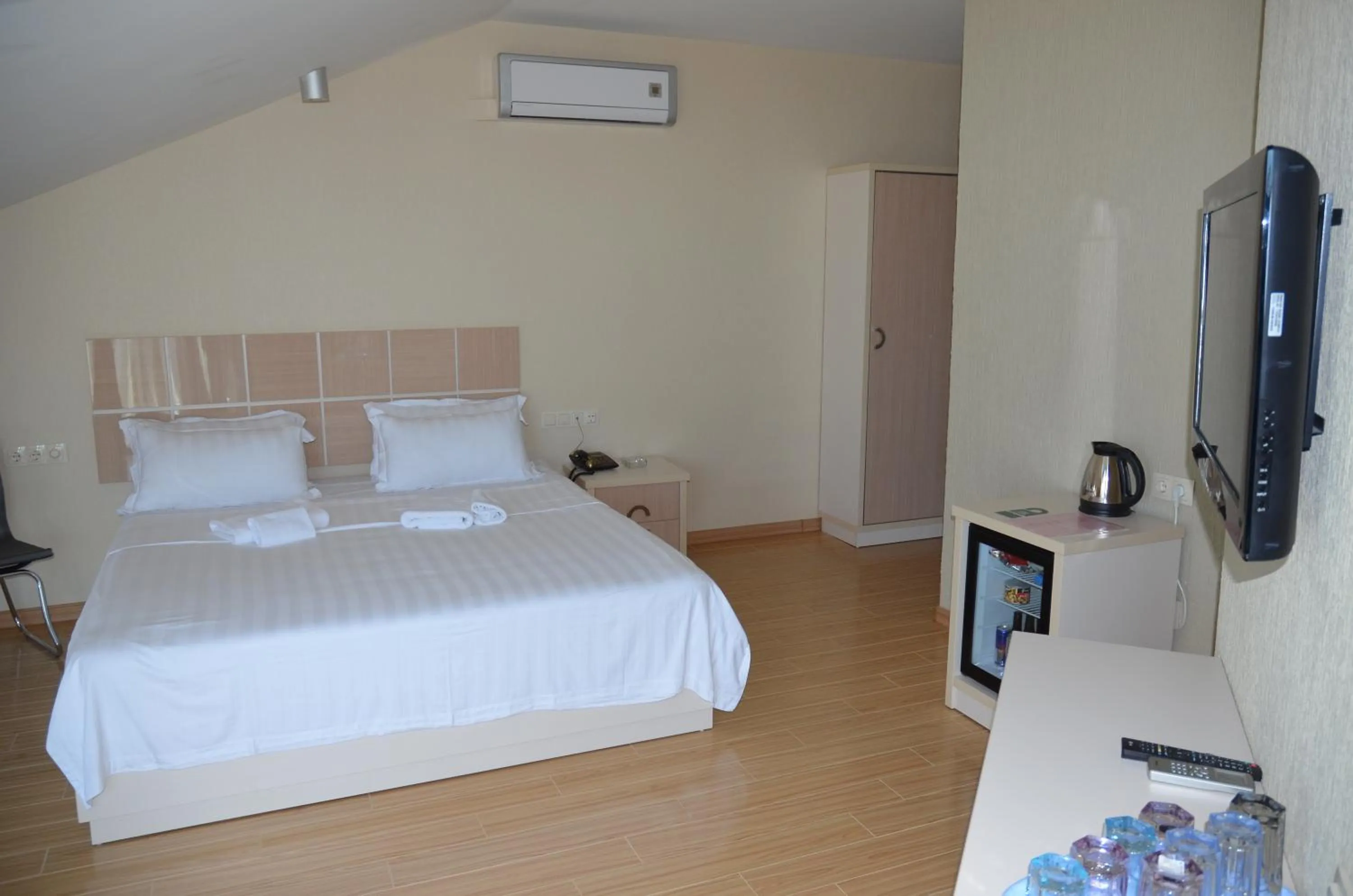 Bedroom, Bed in Legacy Hotel