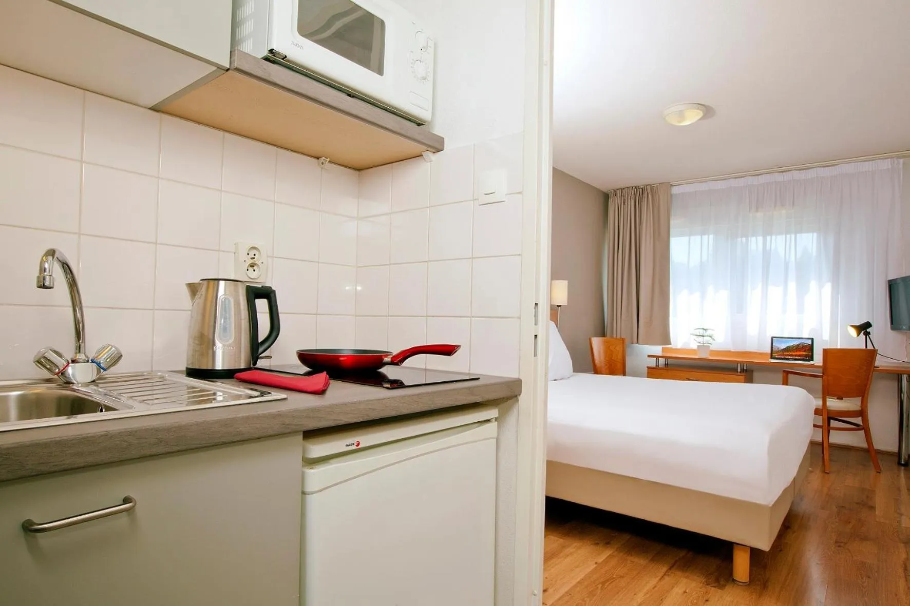 Kitchen or kitchenette, Bed in Séjours & Affaires Poitiers Lamartine