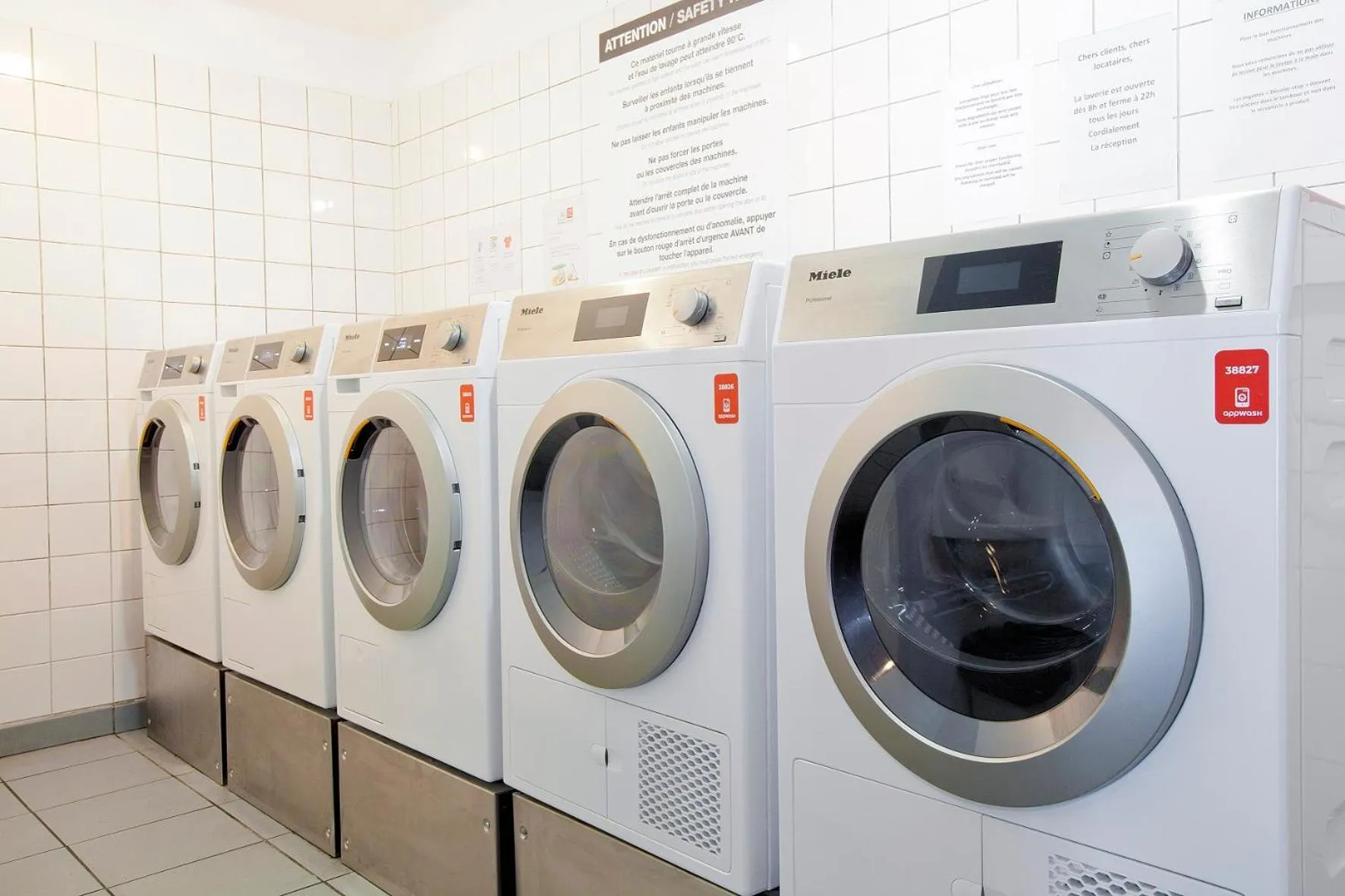 washing machine in Séjours & Affaires Poitiers Lamartine