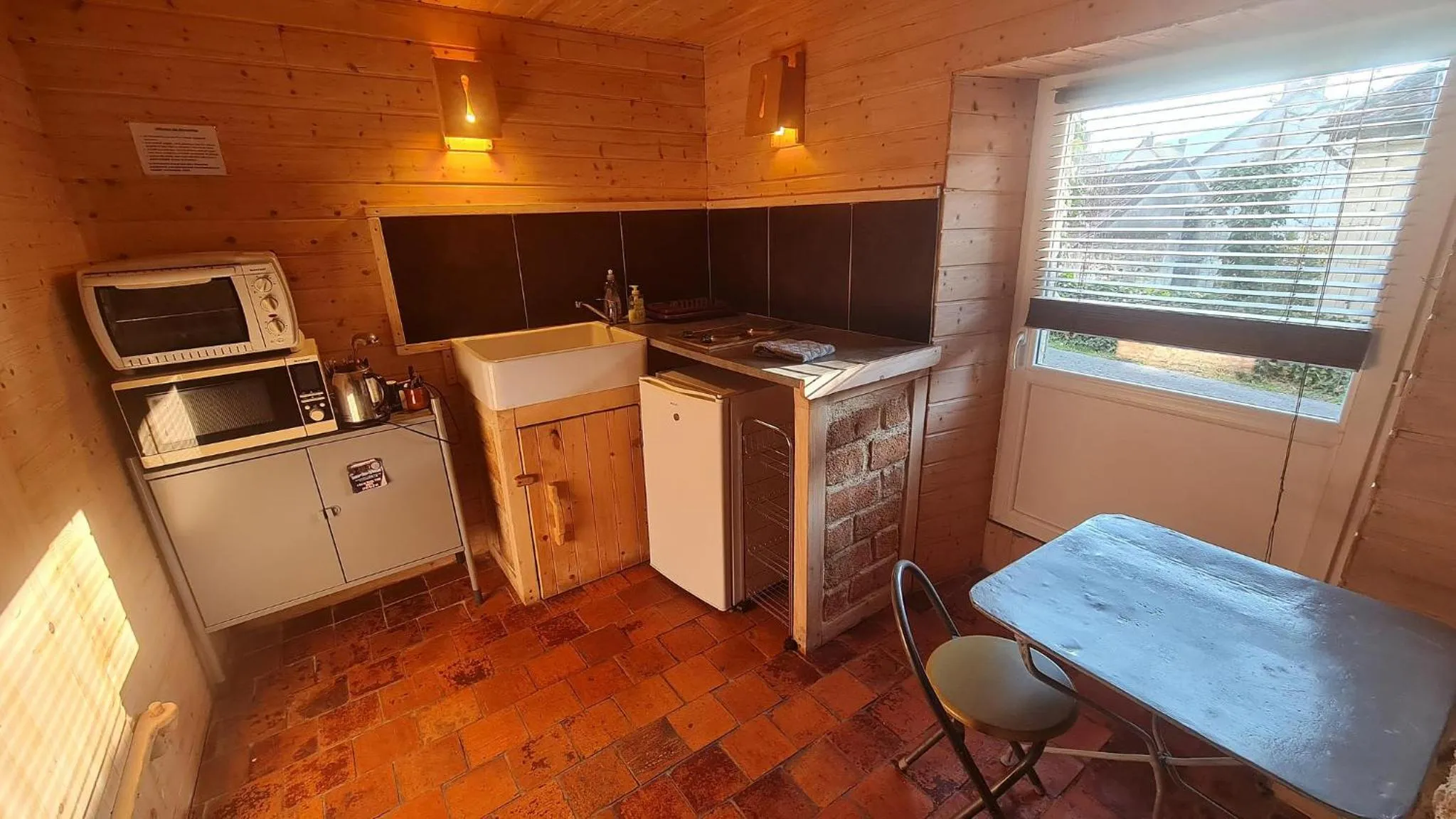 Kitchen or kitchenette in Chambres d'Hôtes Le Plessis à Broye