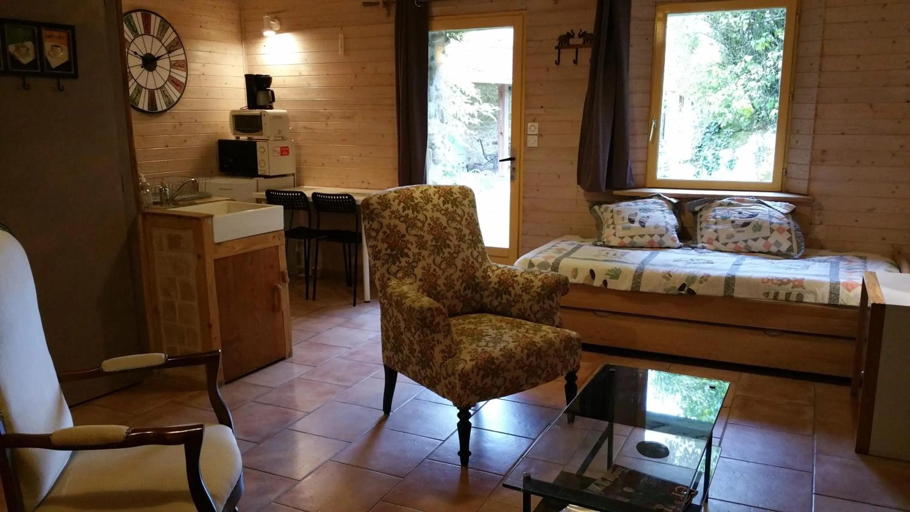 Living room, Bed in Chambres d'Hôtes Le Plessis à Broye