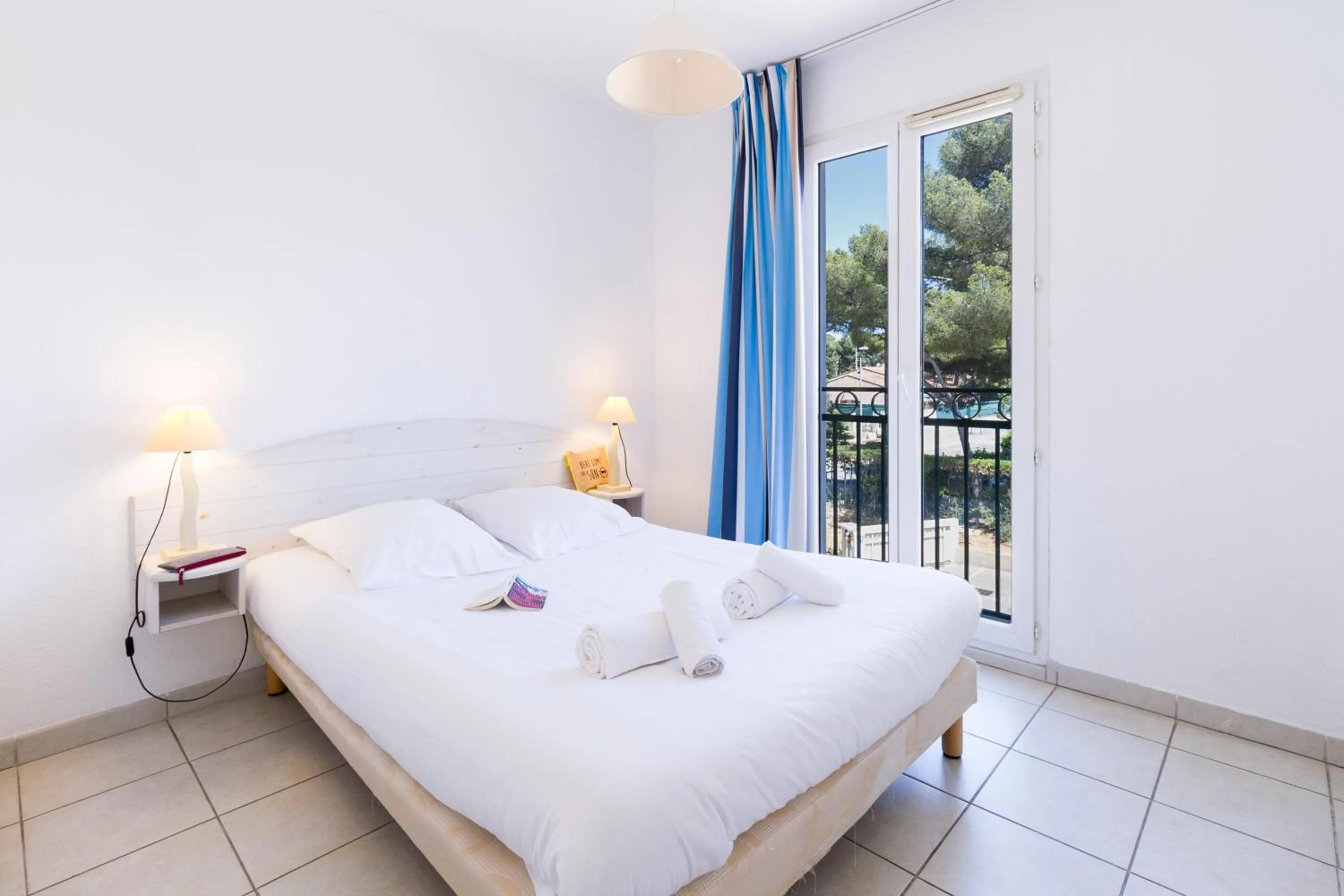 Bedroom, Bed in Garden & City Six-Fours-les-Plages