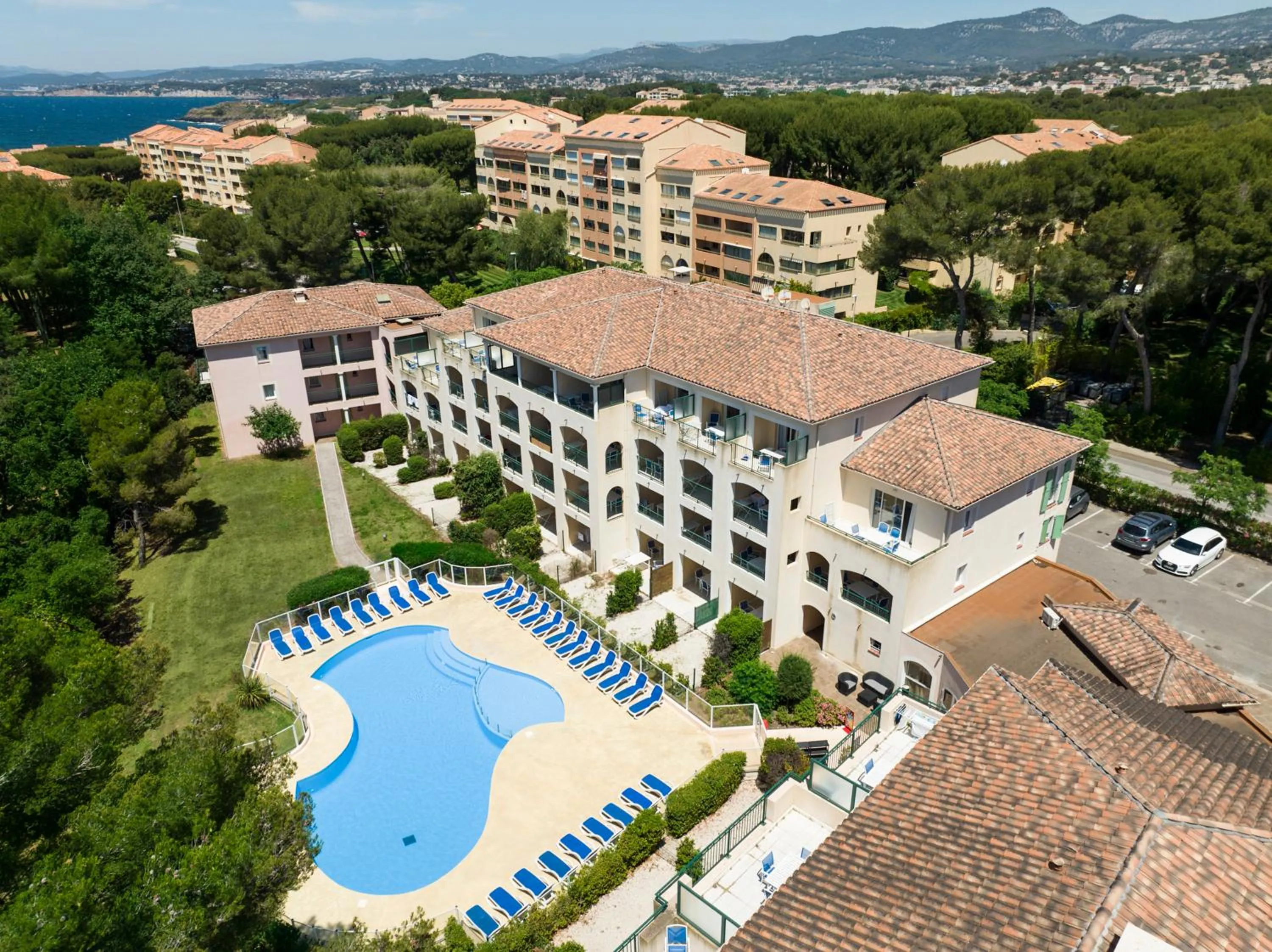 Property building in Garden & City Six-Fours-les-Plages