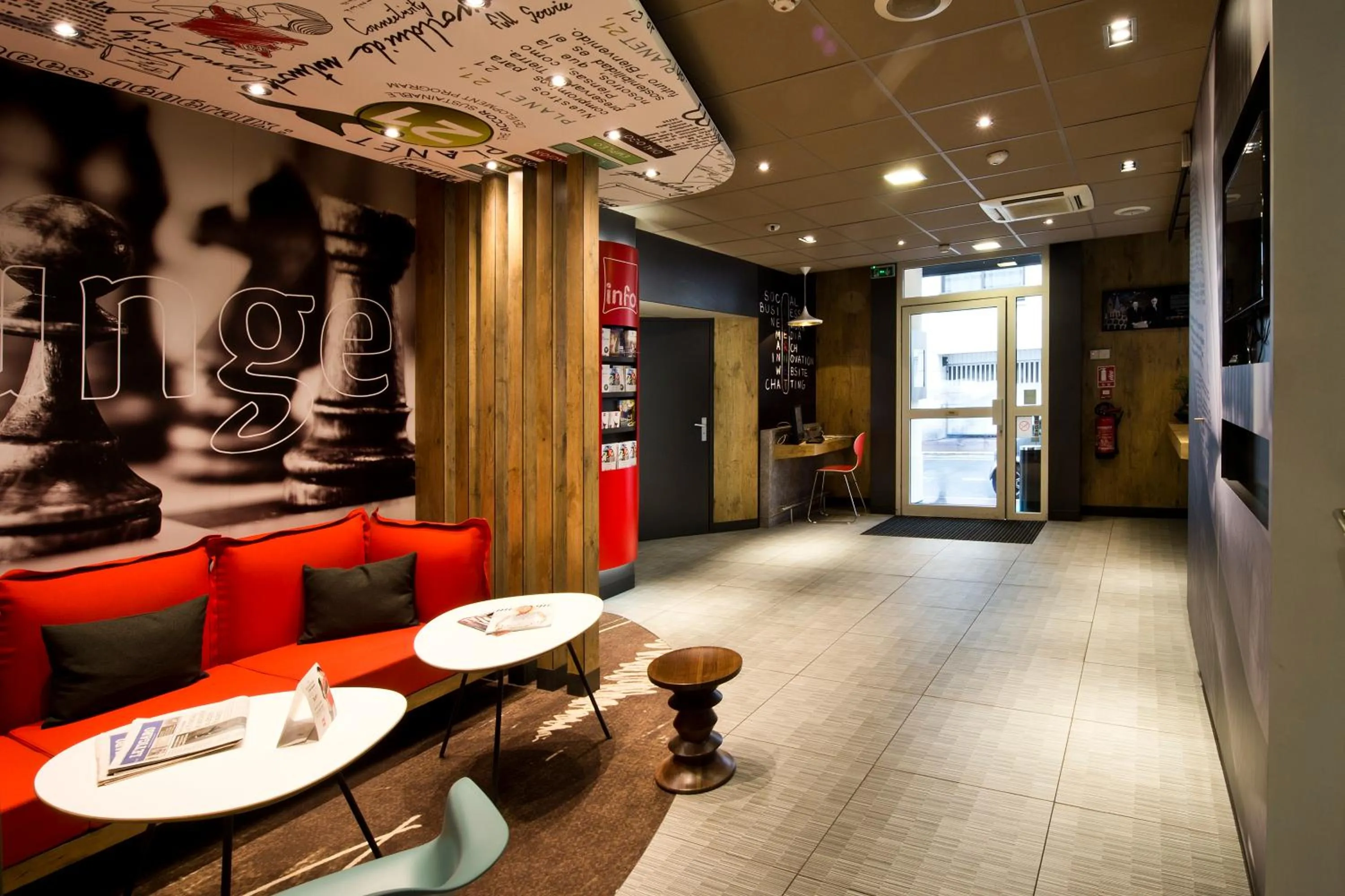 Lobby or reception in ibis Levallois Perret