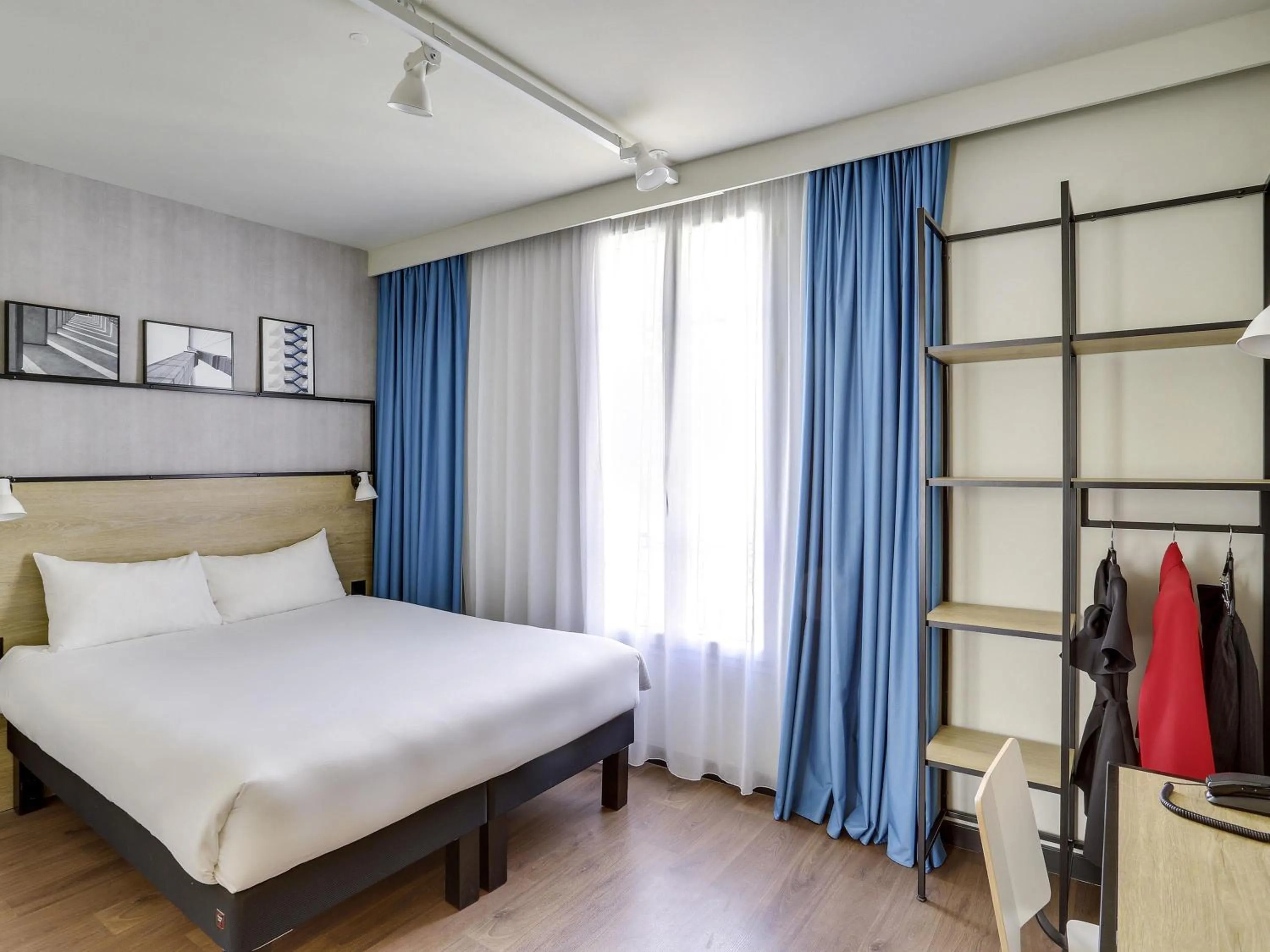 Bedroom, Bed in ibis Levallois Perret