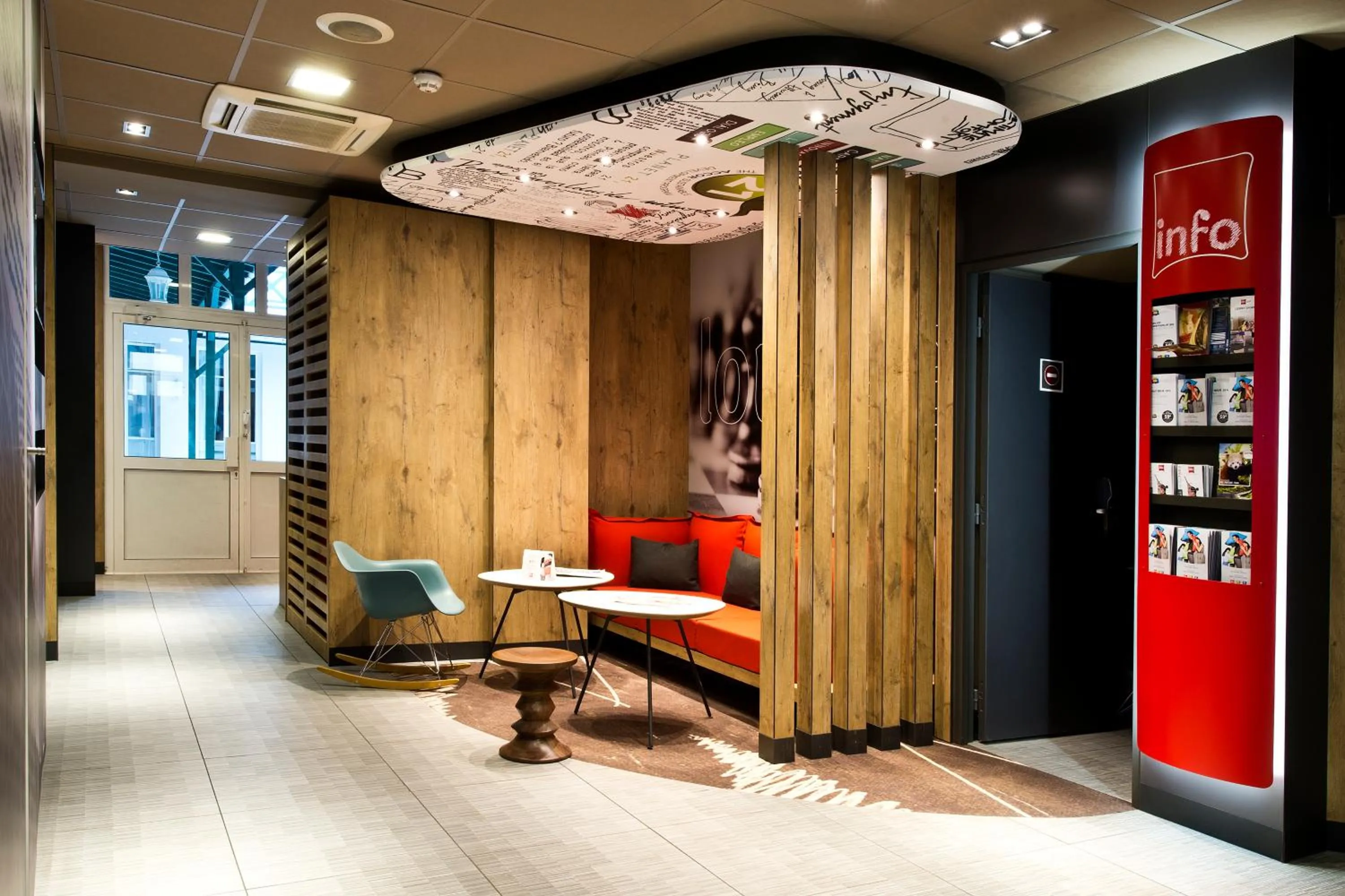 Lobby or reception in ibis Levallois Perret