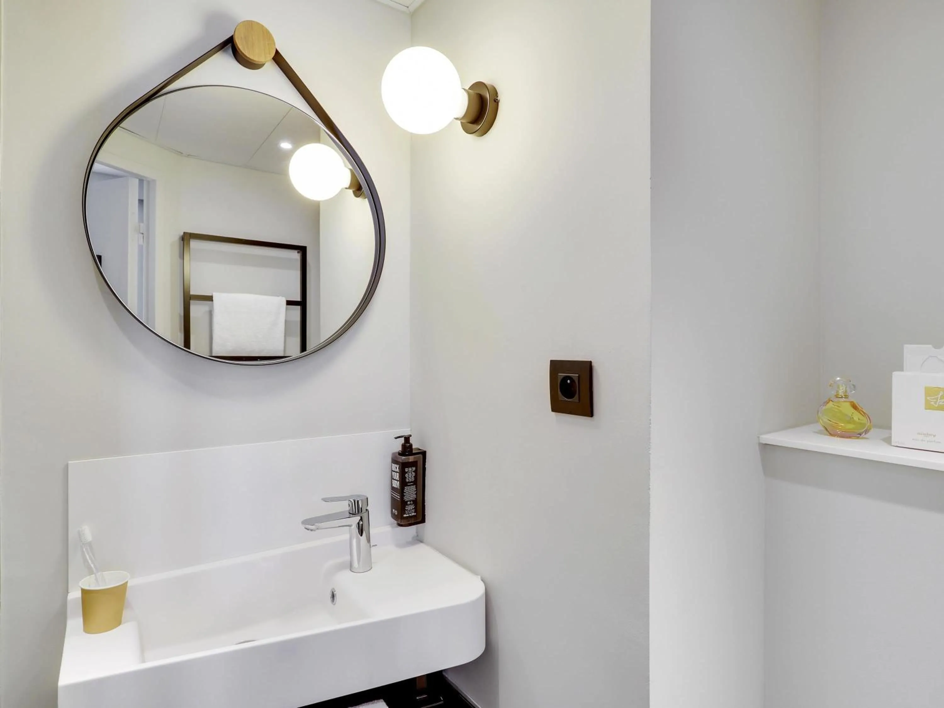 Bedroom in ibis Levallois Perret