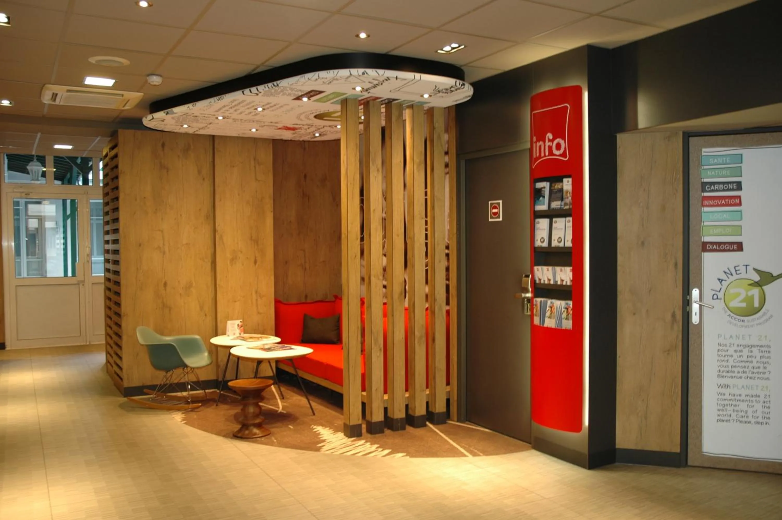 Lobby or reception in ibis Levallois Perret