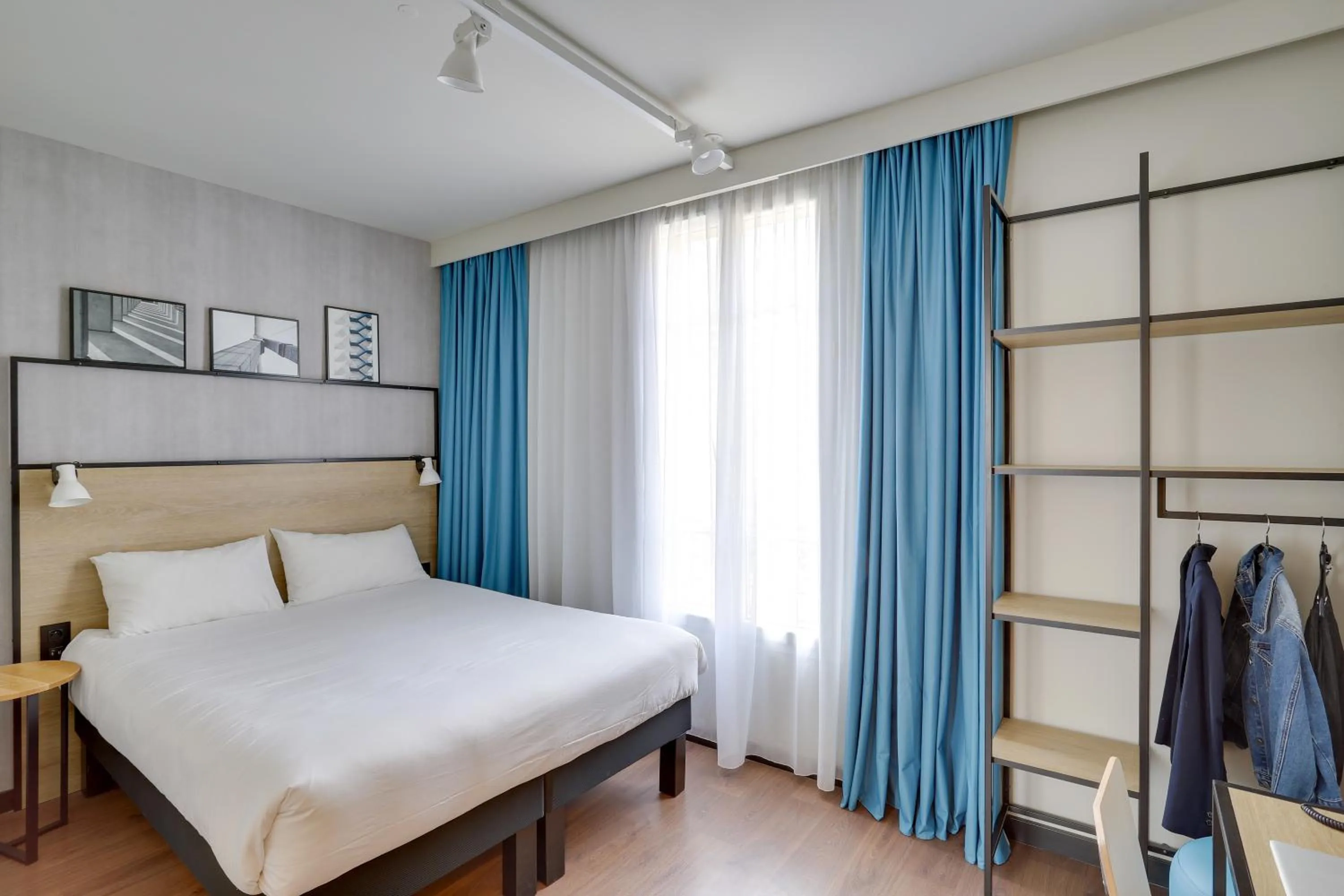 Bedroom, Bed in ibis Levallois Perret