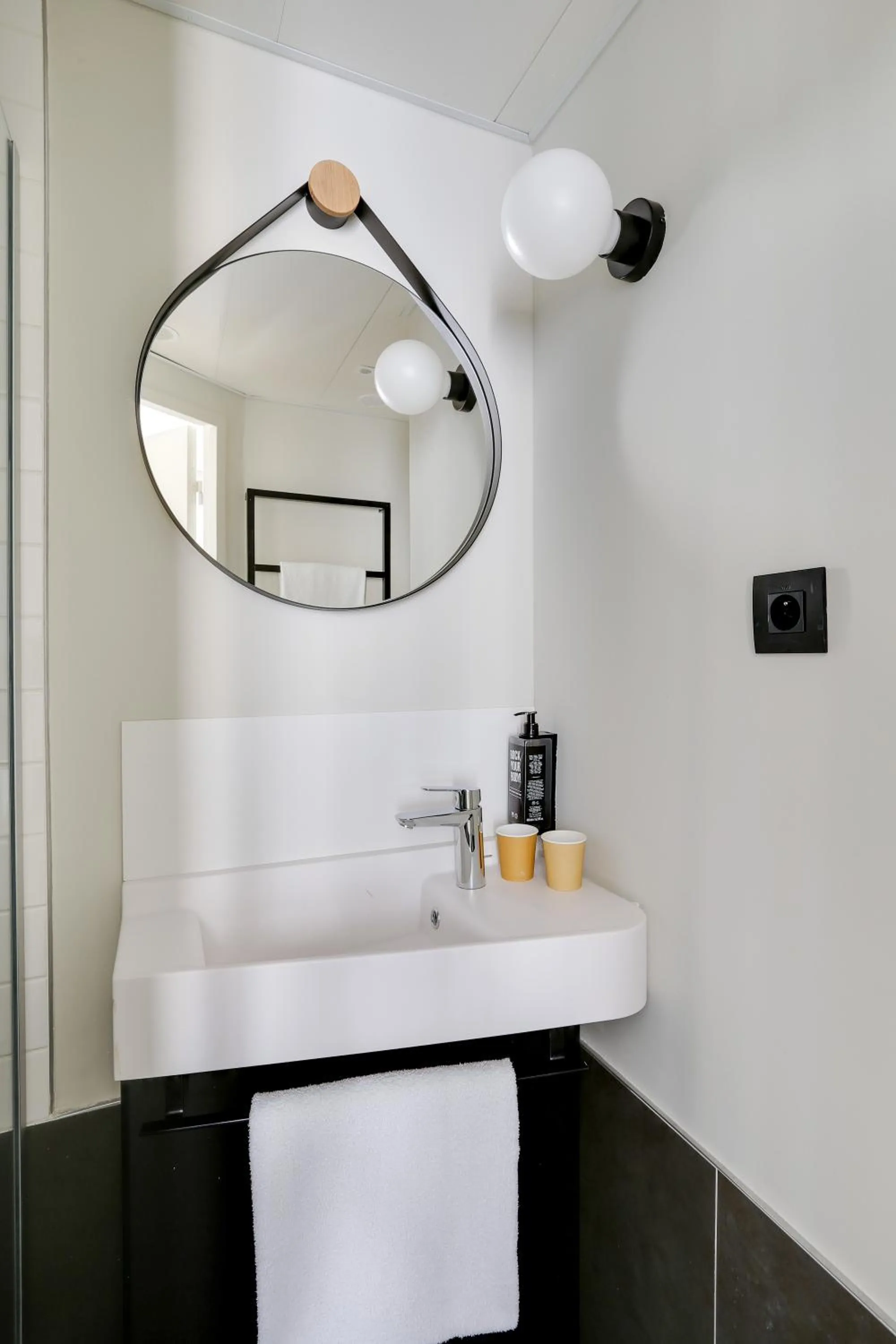 Bathroom in ibis Levallois Perret