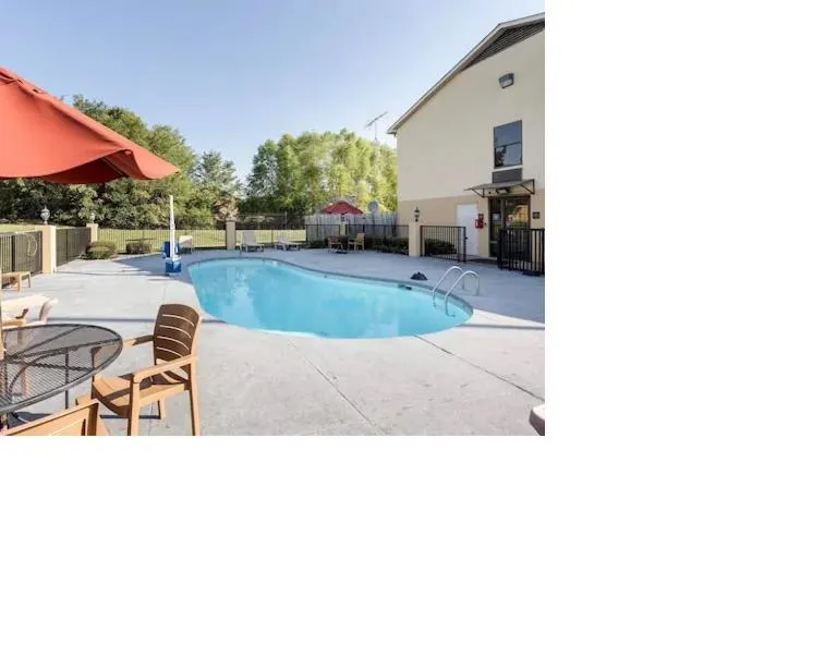 Swimming pool in Quality Inn Olive Branch - Memphis South