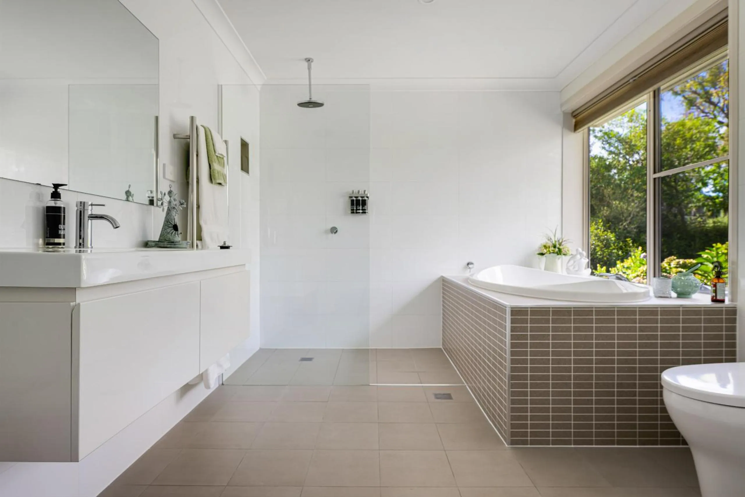 Shower in Lakeview Luxury Retreat