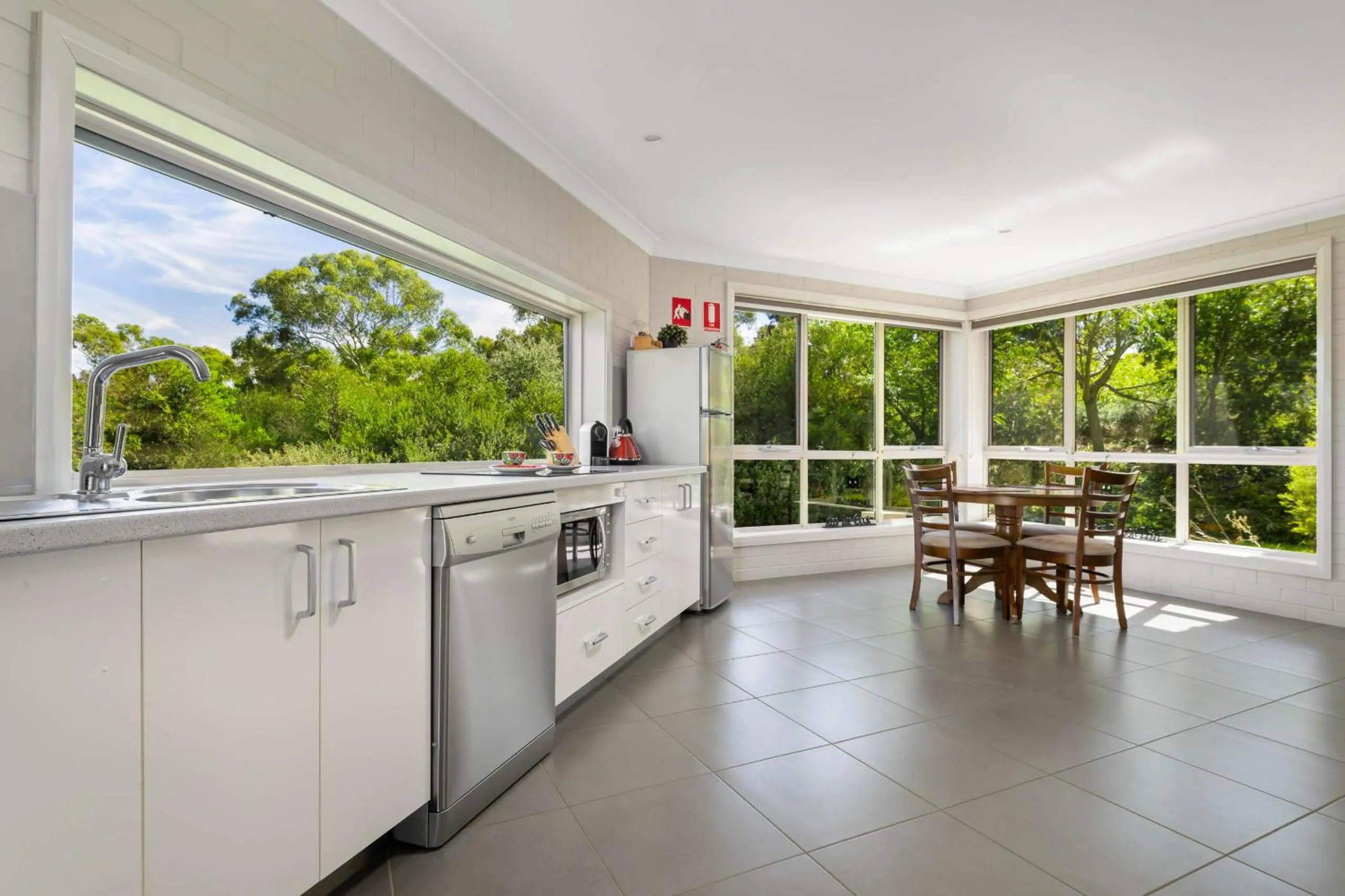 Kitchen or kitchenette in Lakeview Luxury Retreat
