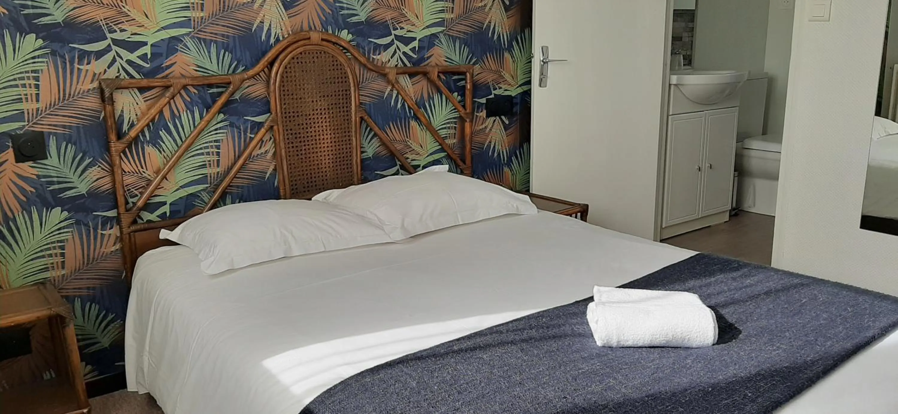 Garden view, Bed in Hotel La Belle Etoile