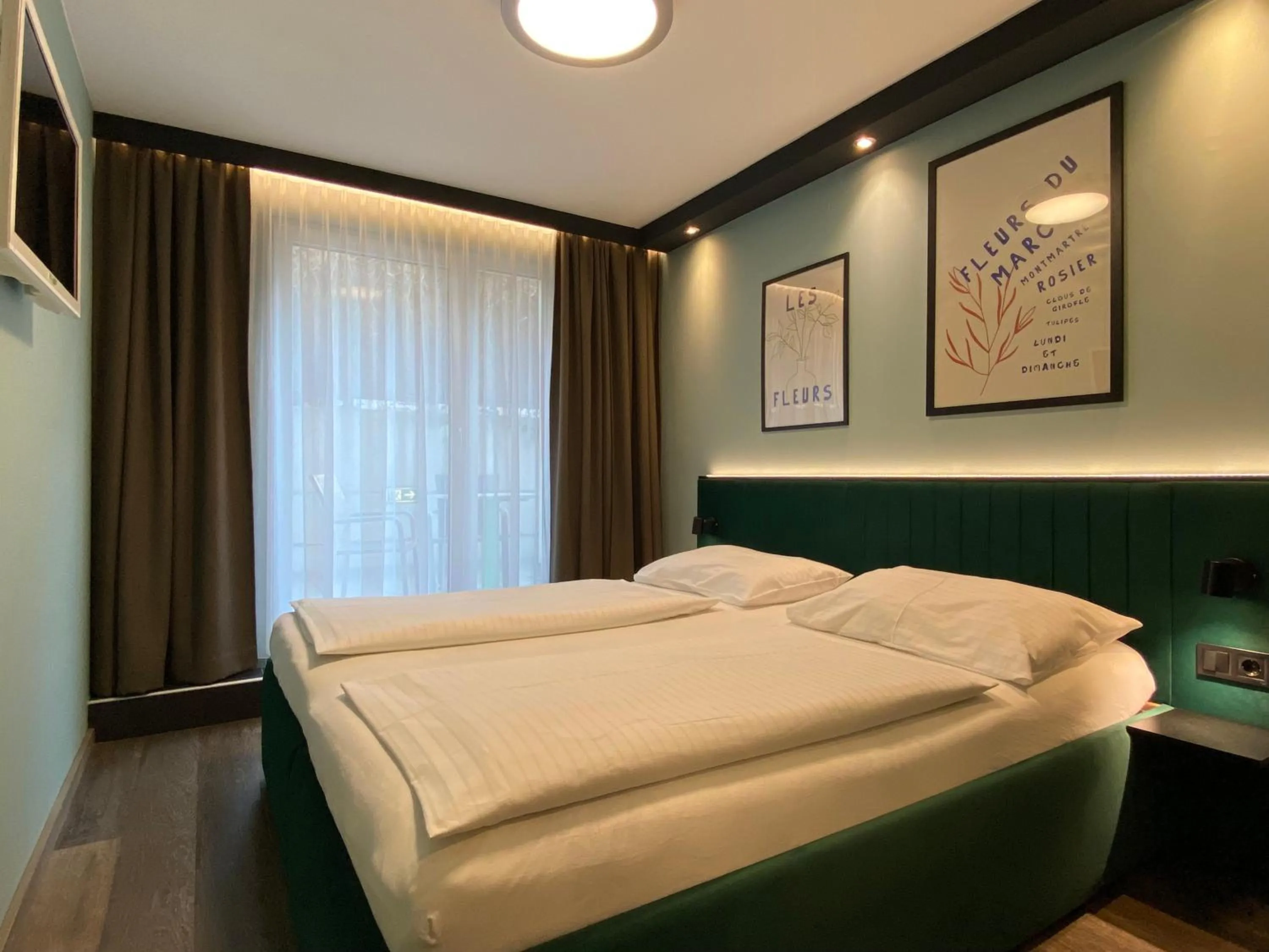 Bed in Smart Hotel Schönbrunn with free parking