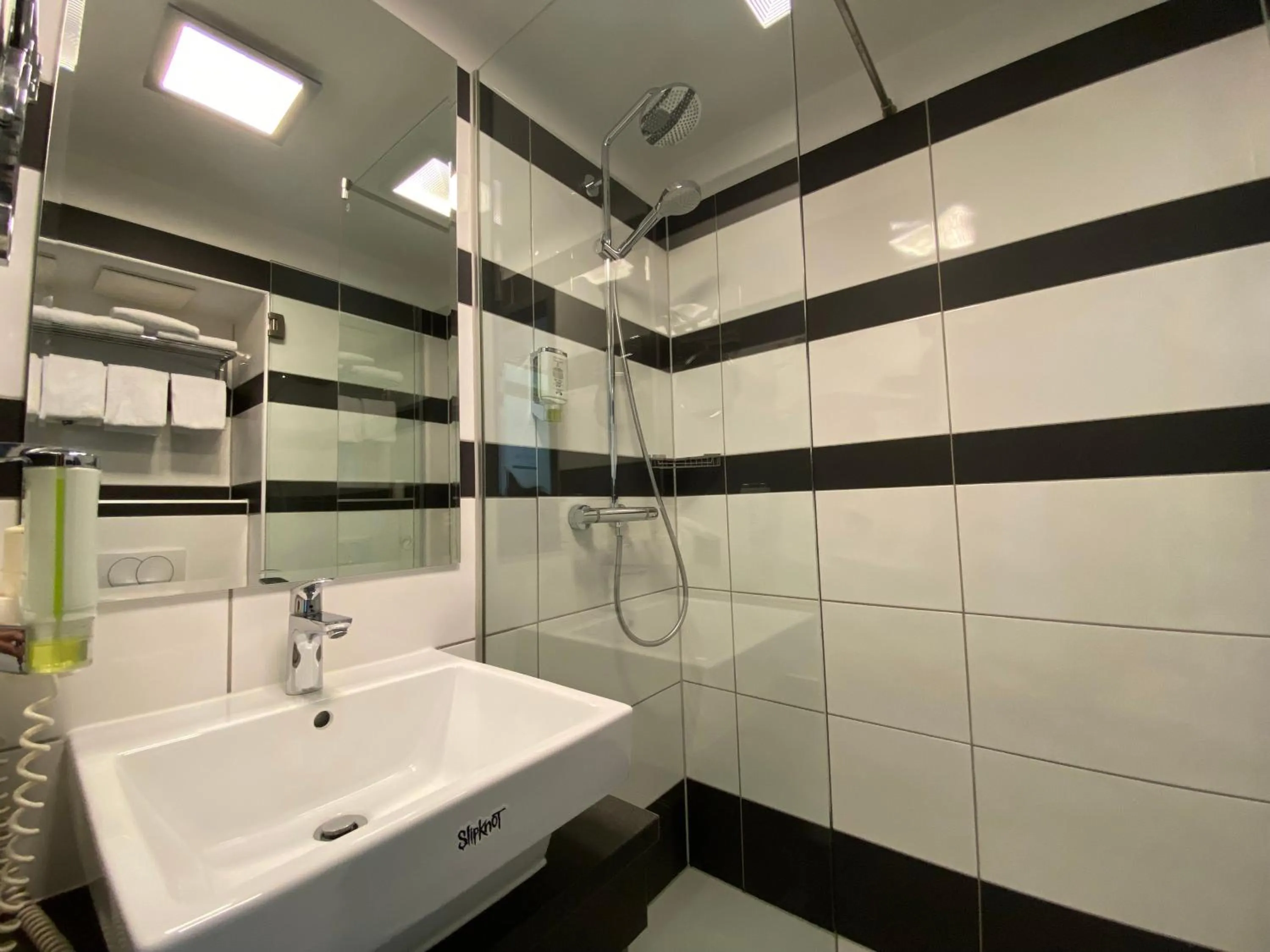 Shower in Smart Hotel Schönbrunn with free parking