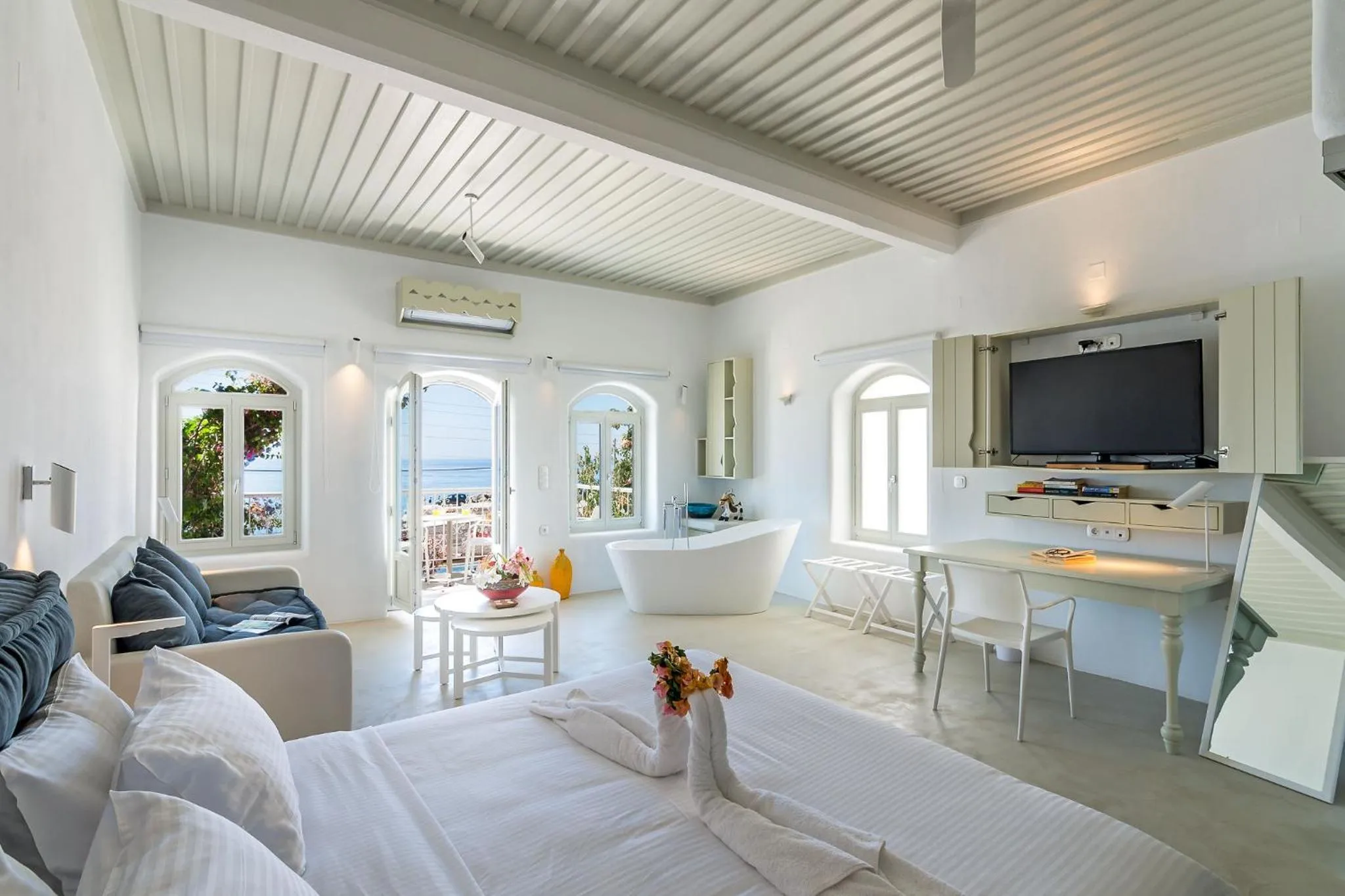 Bed in Samaria by the Sea