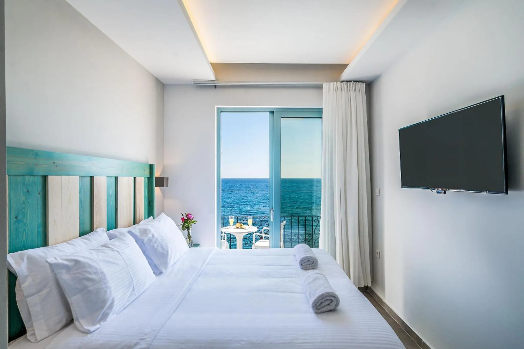 Communal lounge/ TV room, Bed in Samaria by the Sea