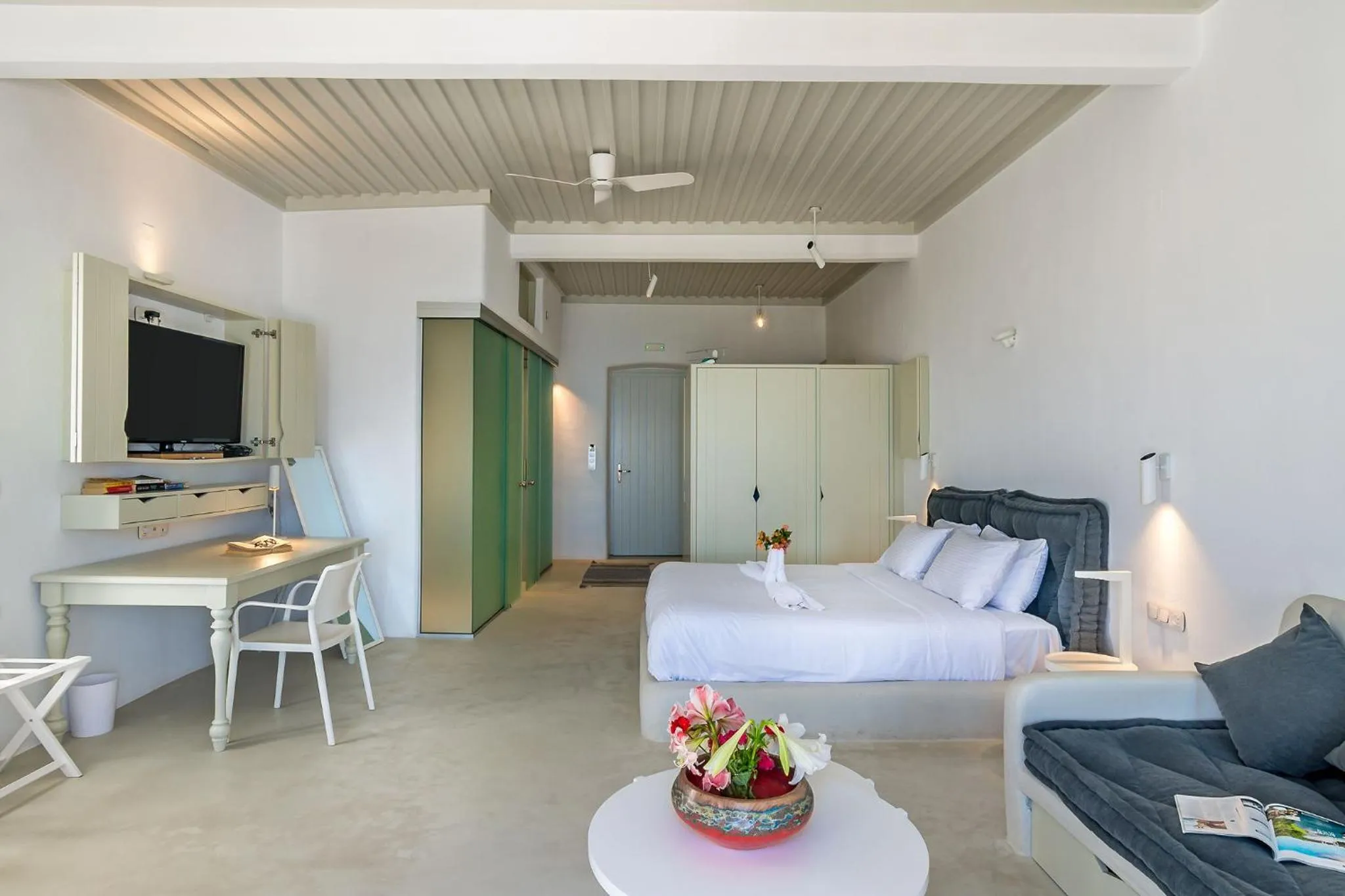 Photo of the whole room, Bed in Samaria by the Sea