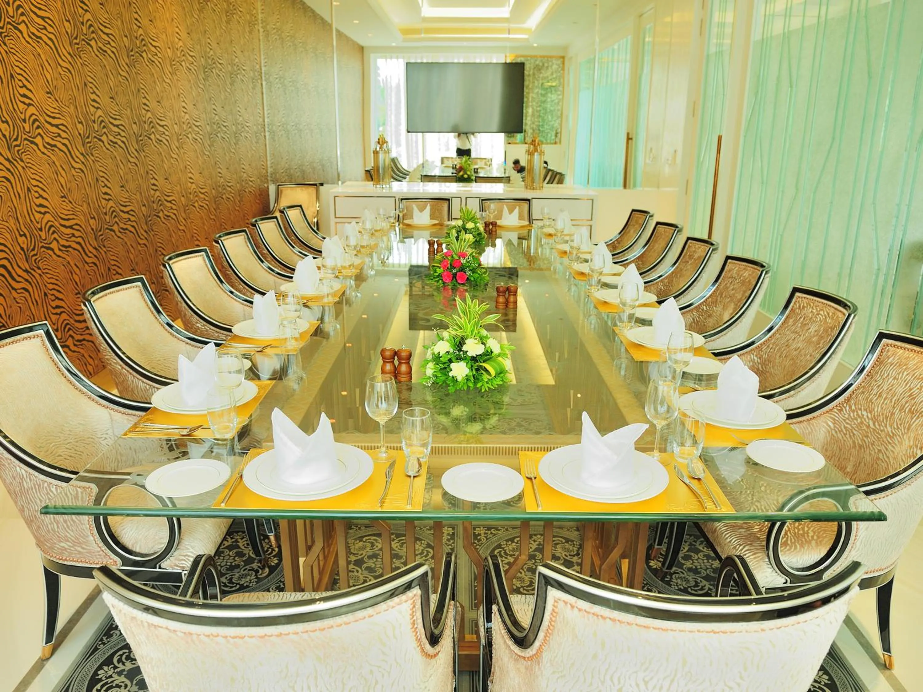 Restaurant/places to eat in Seven Eleven Hotels and Club