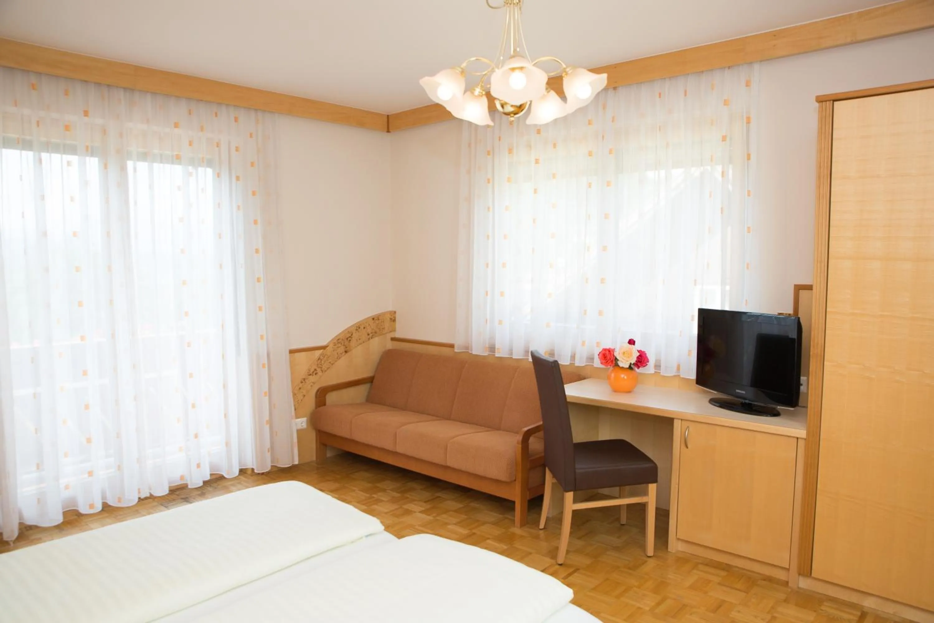 Seating area, Bed in Hotel Restaurant Thadeushof
