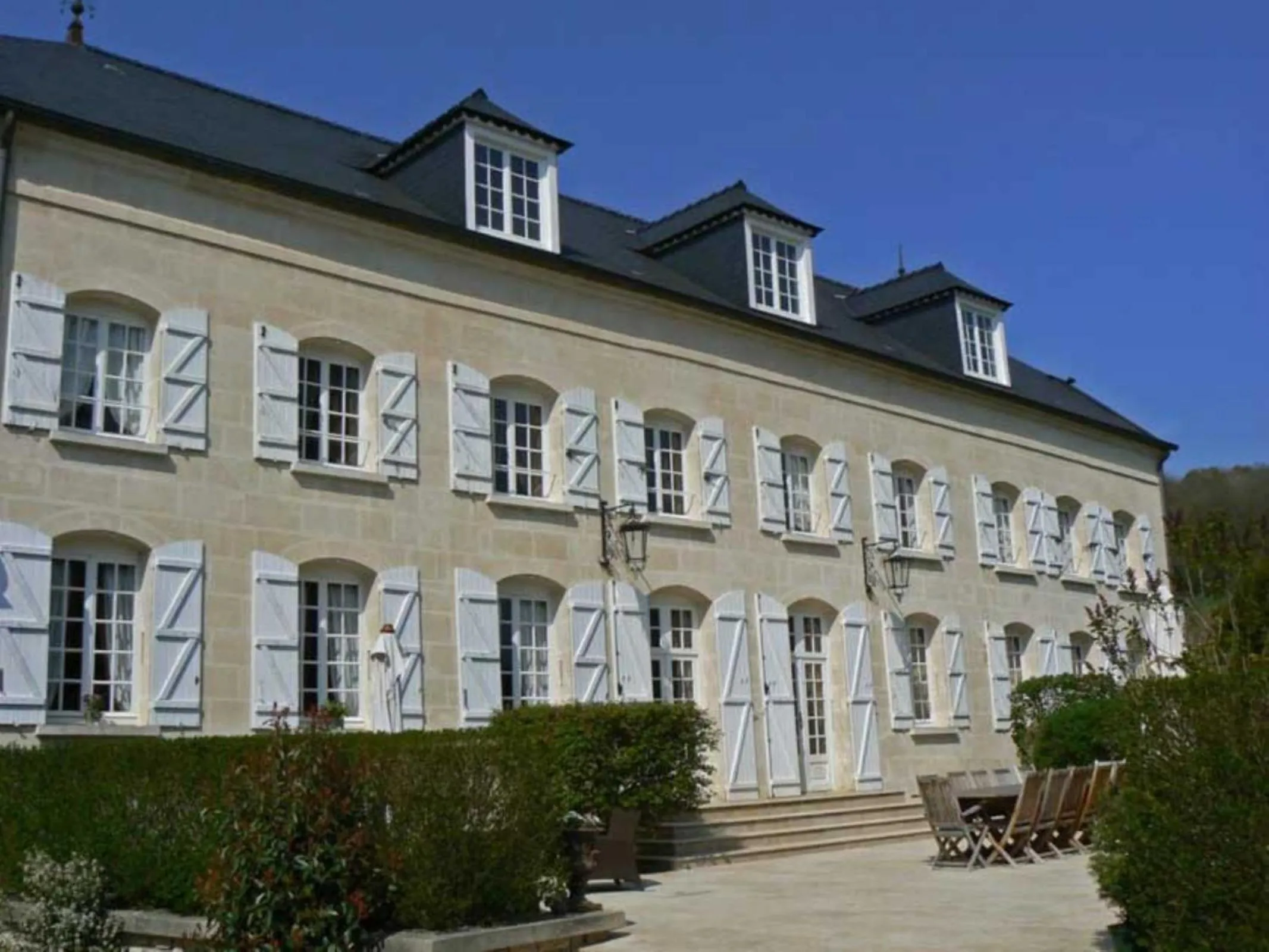 Facade/entrance in Moulin Royale