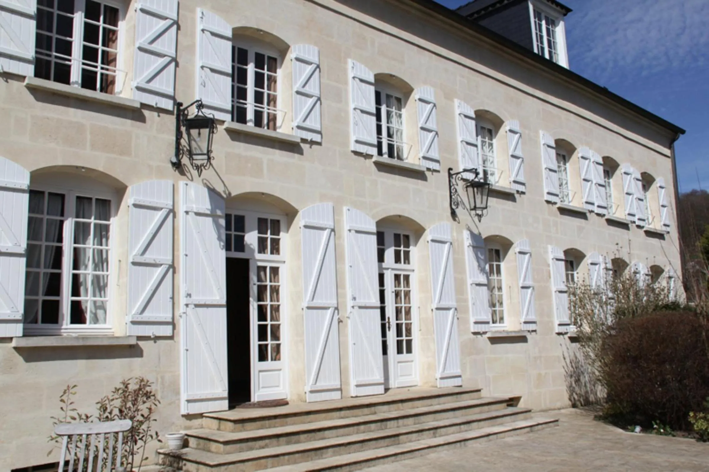 Facade/entrance in Moulin Royale