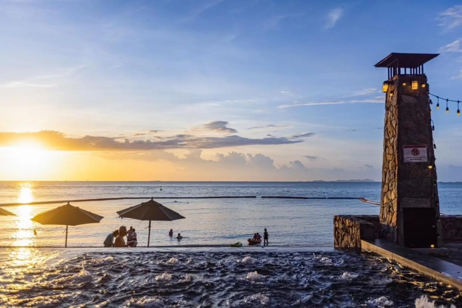 Beach in Pattaya Modus Beachfront Resort