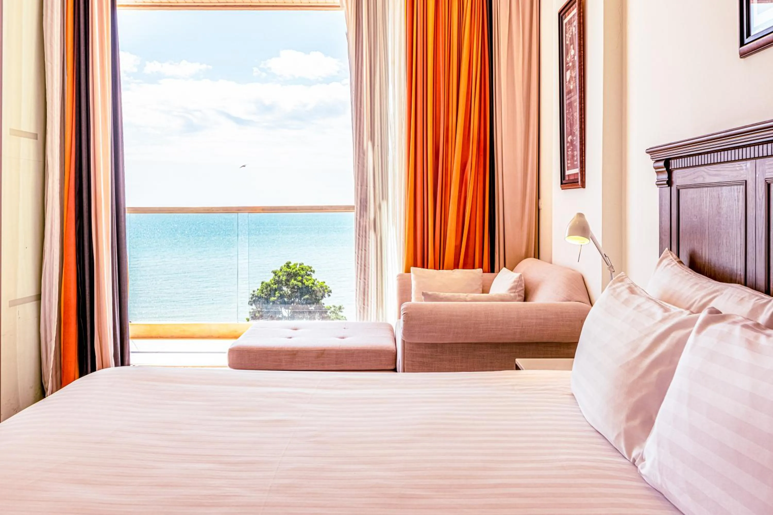 Bedroom, Bed in Pattaya Modus Beachfront Resort