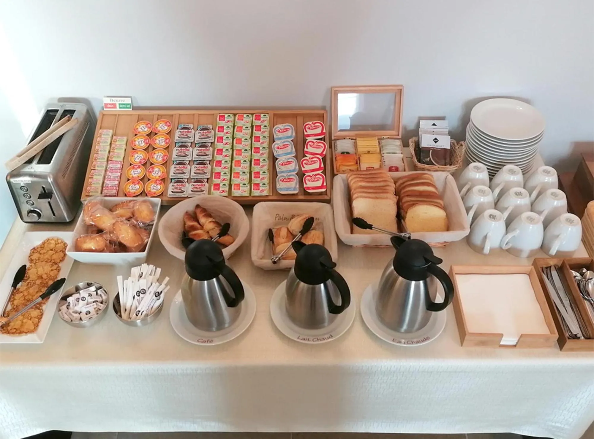 Buffet breakfast in Hôtel Le Dormeux