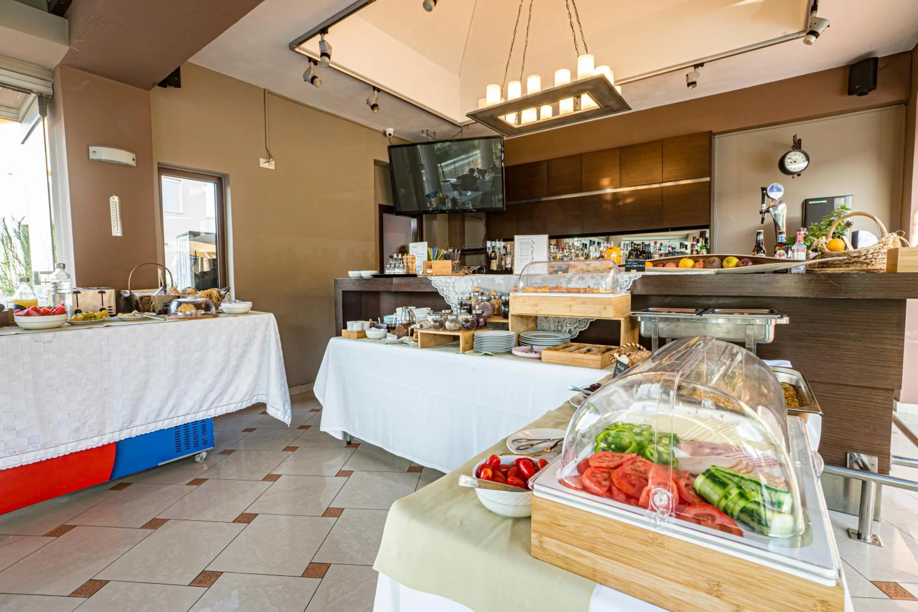 Restaurant/places to eat in Okeanis II