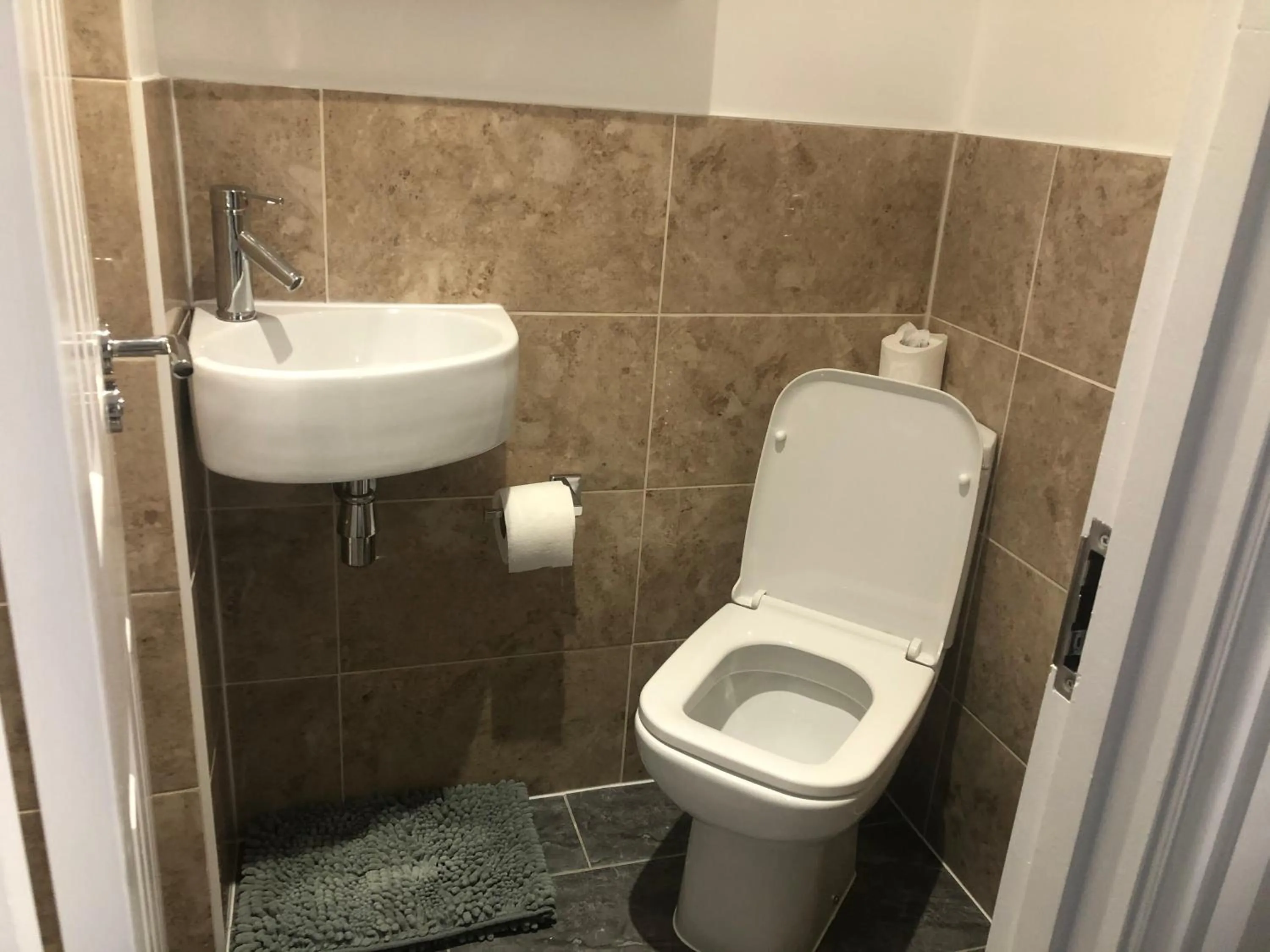 Toilet in South Avenue B&B