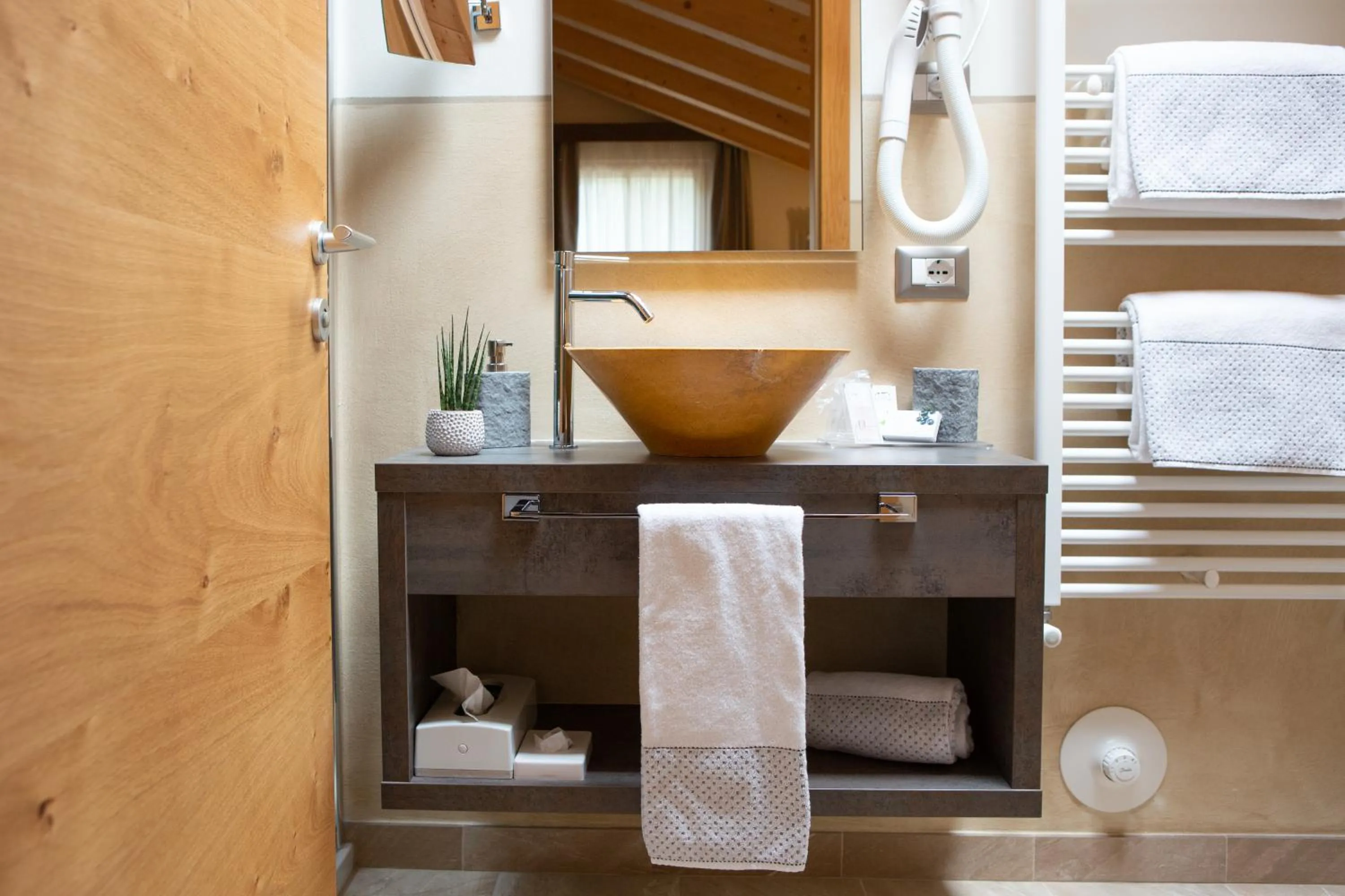 Bathroom in Chalet Tovel - Mountain Lake