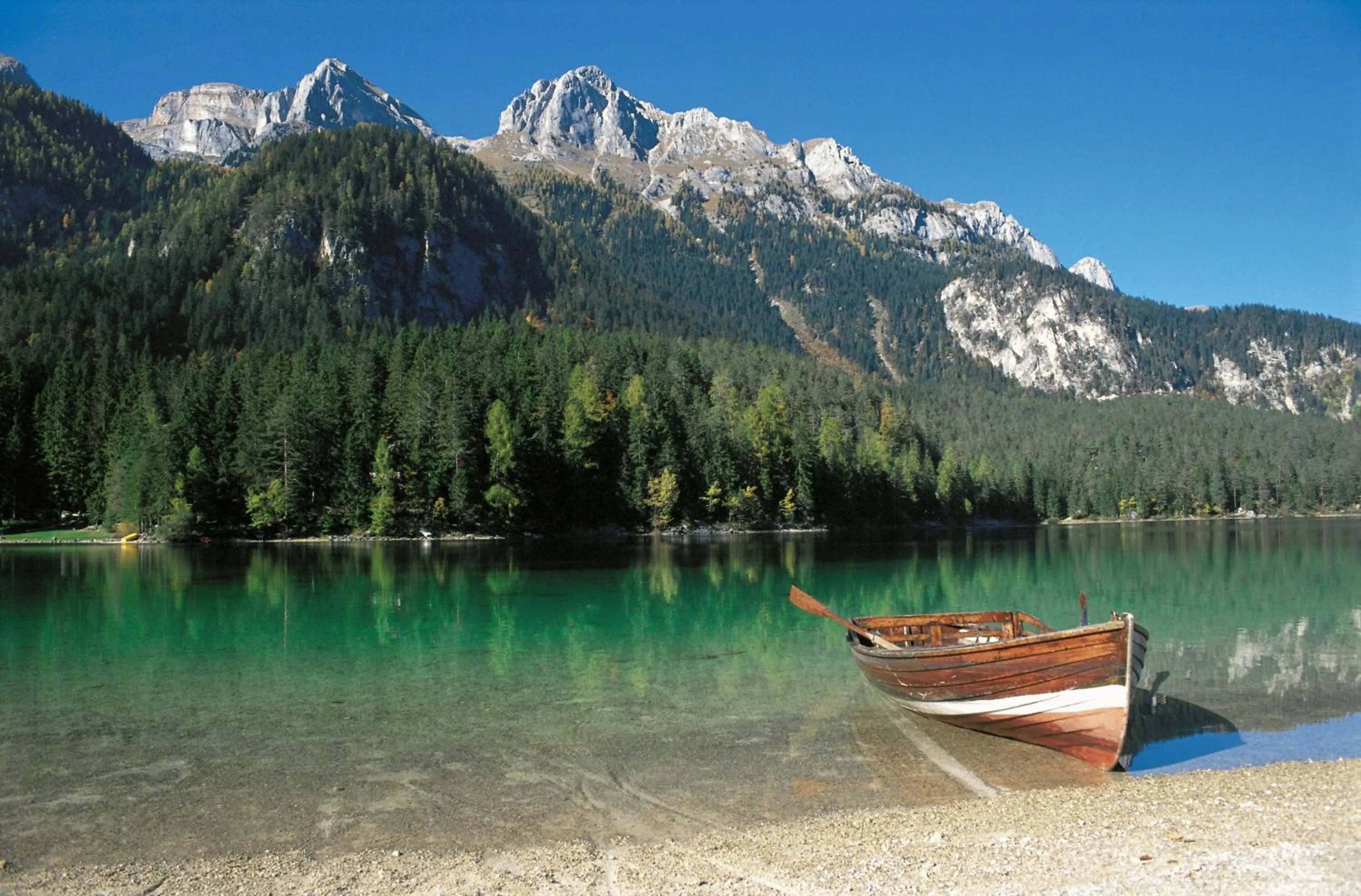 Day in Chalet Tovel - Mountain Lake