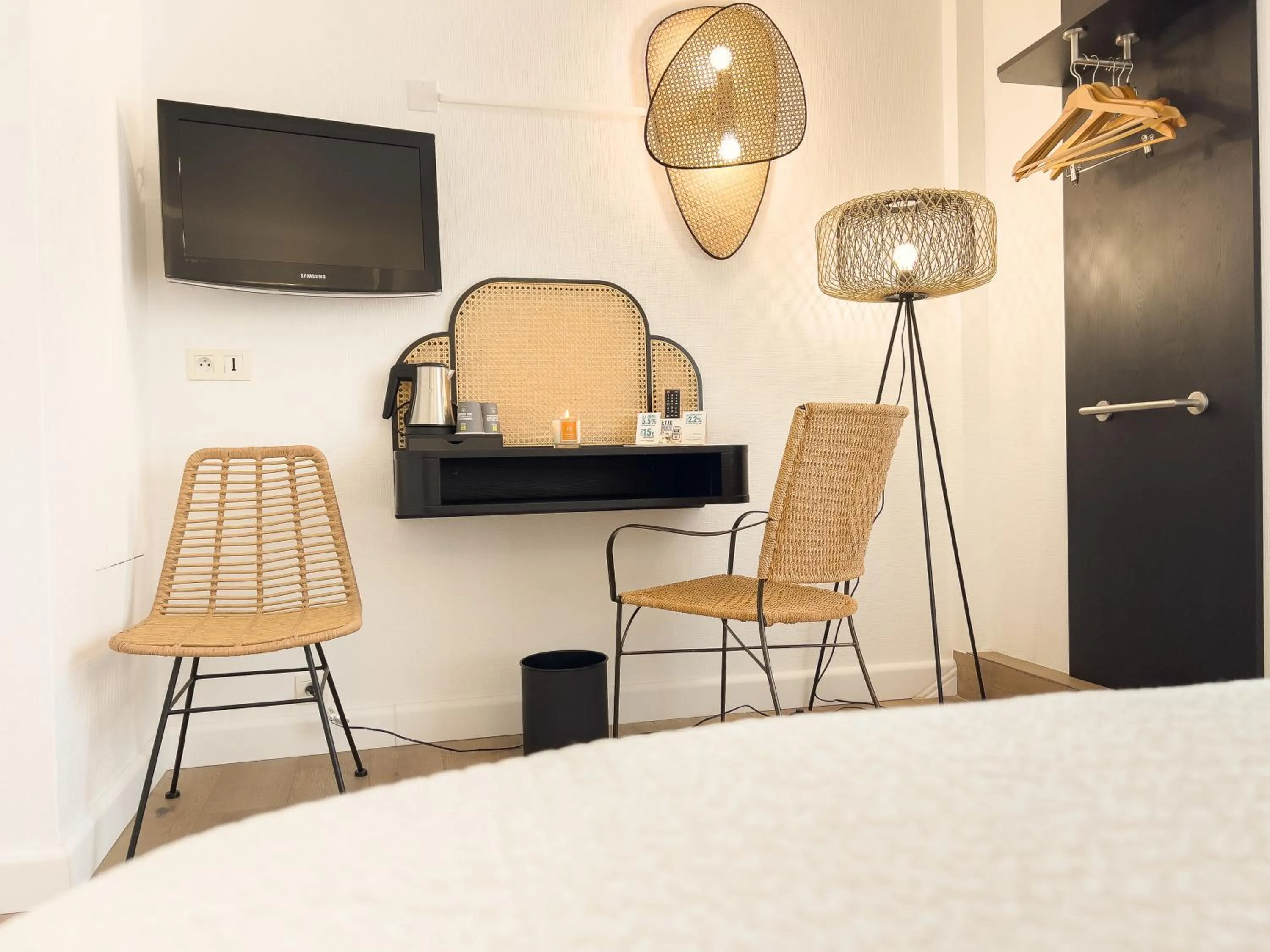 Bed in Logis hôtel Restaurant Le Faisan Dore