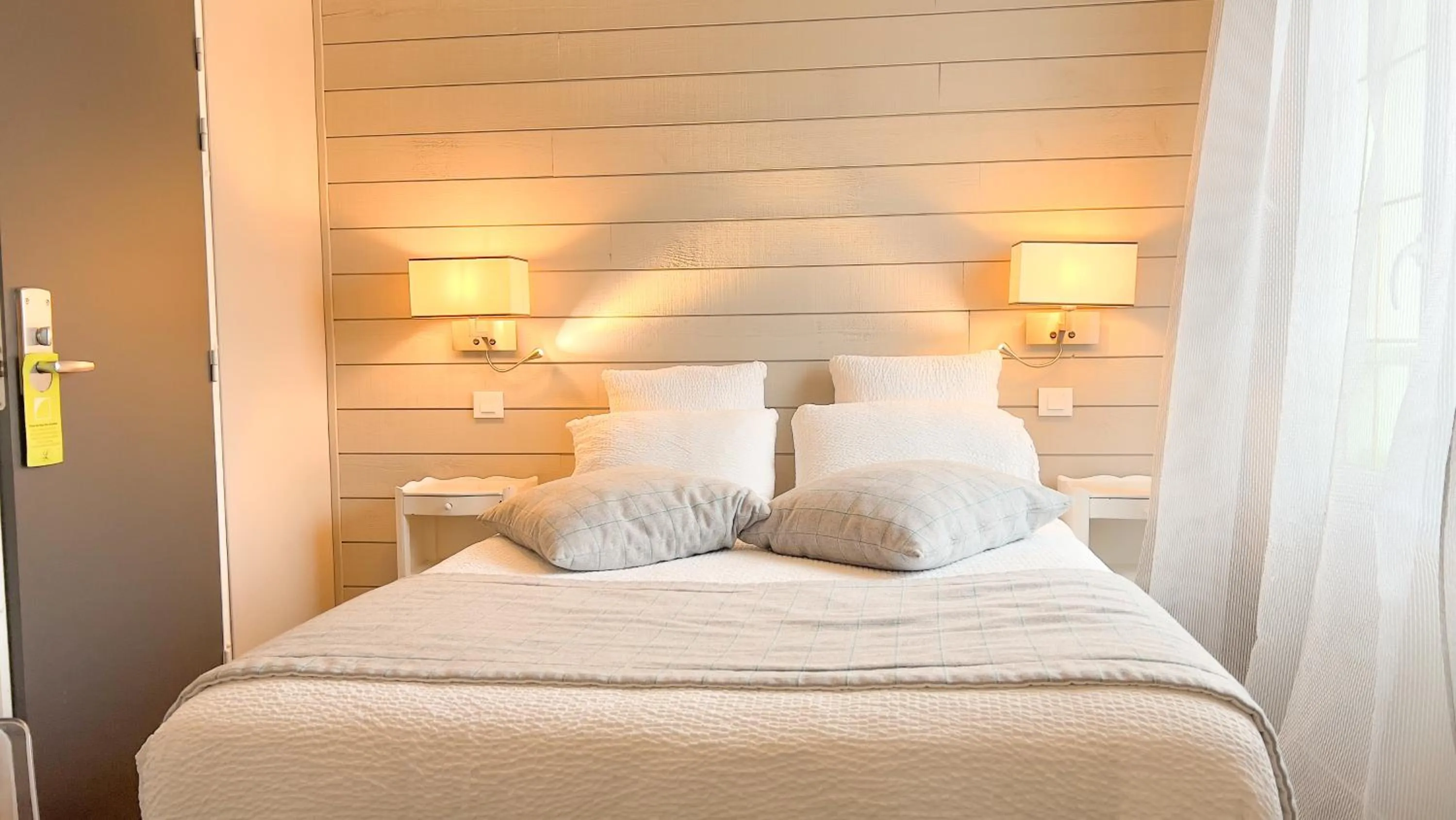 Bed in Logis hôtel Restaurant Le Faisan Dore