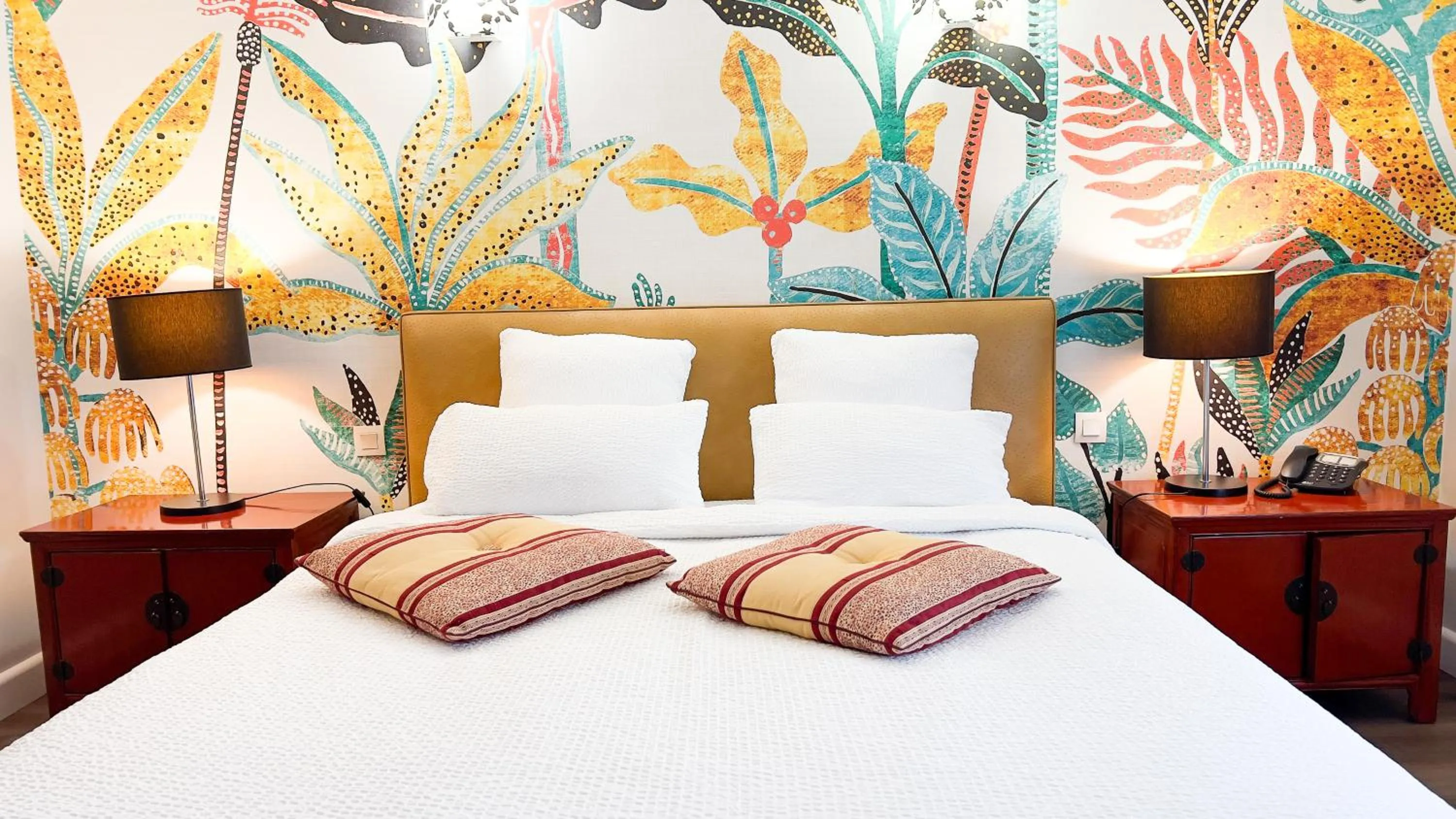 Bed in Logis hôtel Restaurant Le Faisan Dore