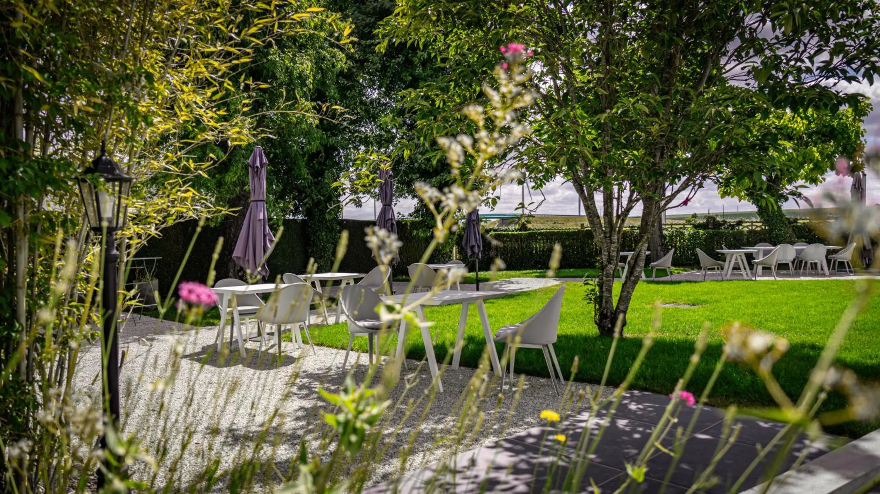 Garden in Logis hôtel Restaurant Le Faisan Dore