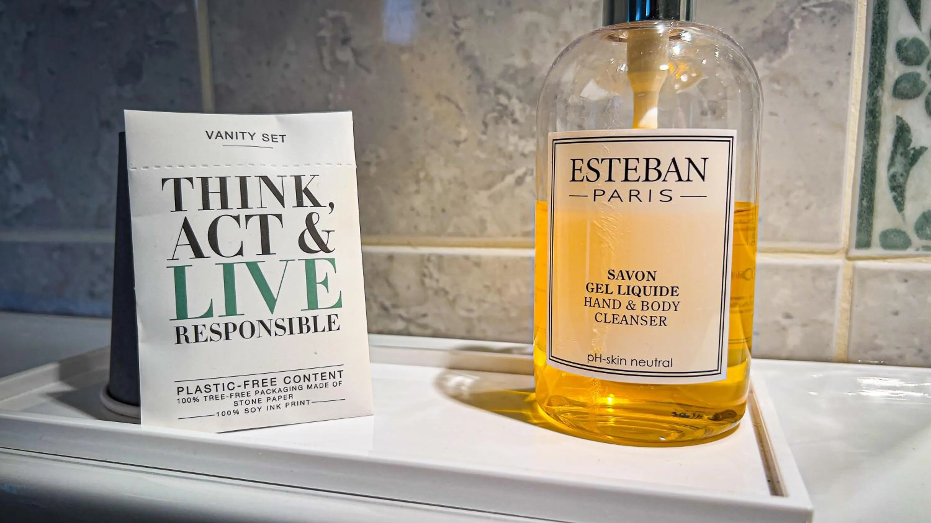 Bathroom in Logis hôtel Restaurant Le Faisan Dore