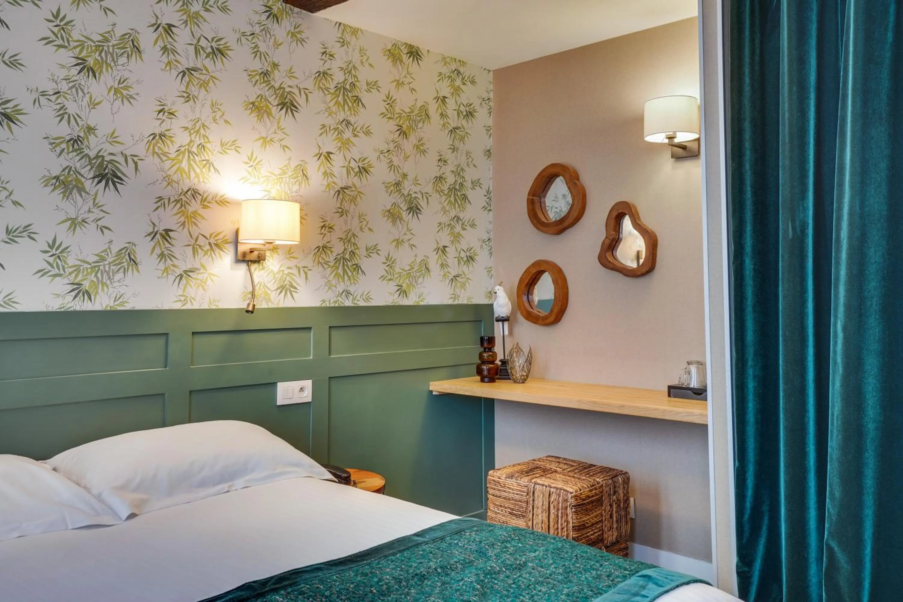 Inner courtyard view, Bed in Passy Eiffel